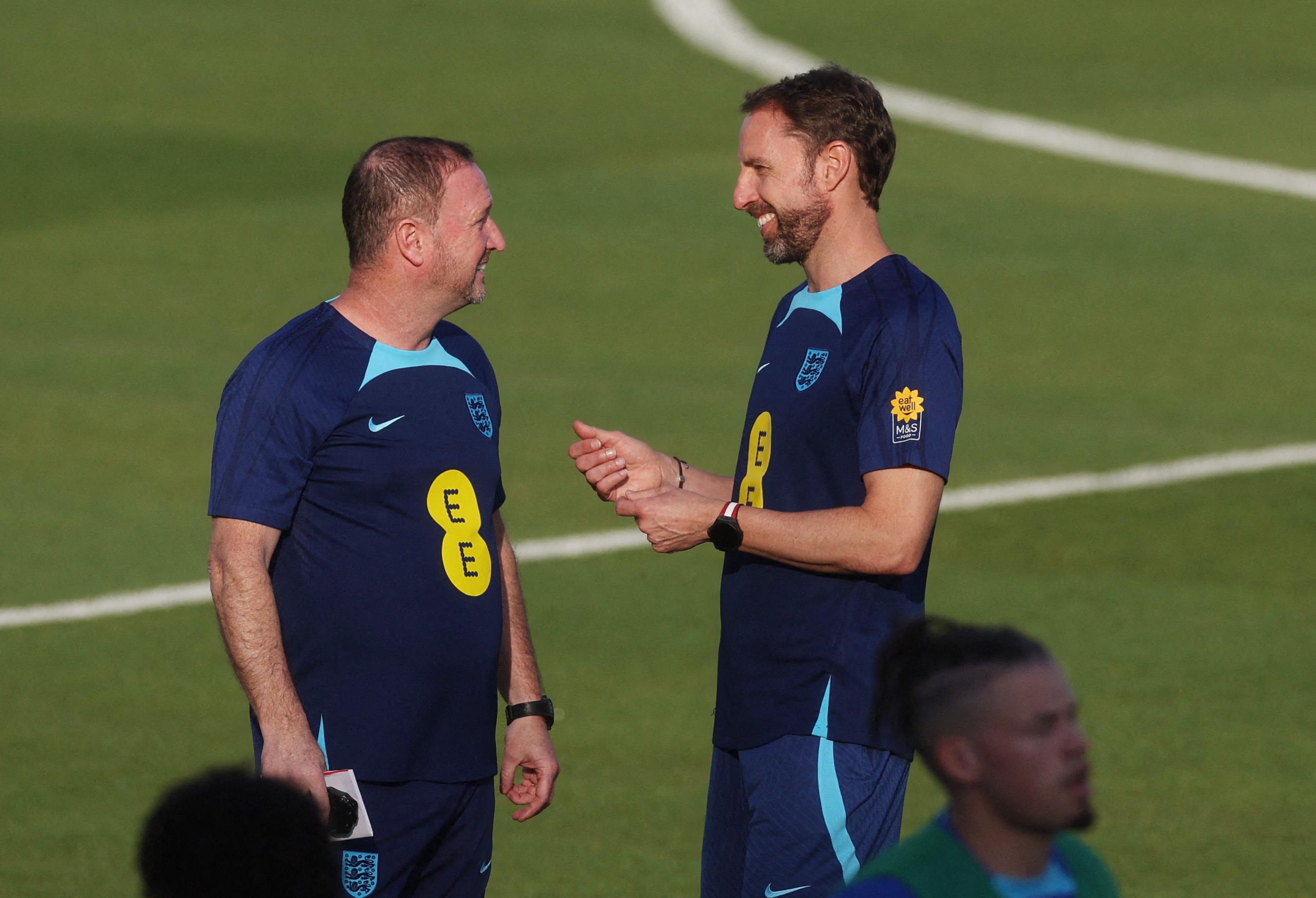 ben white bi duoi anh 1