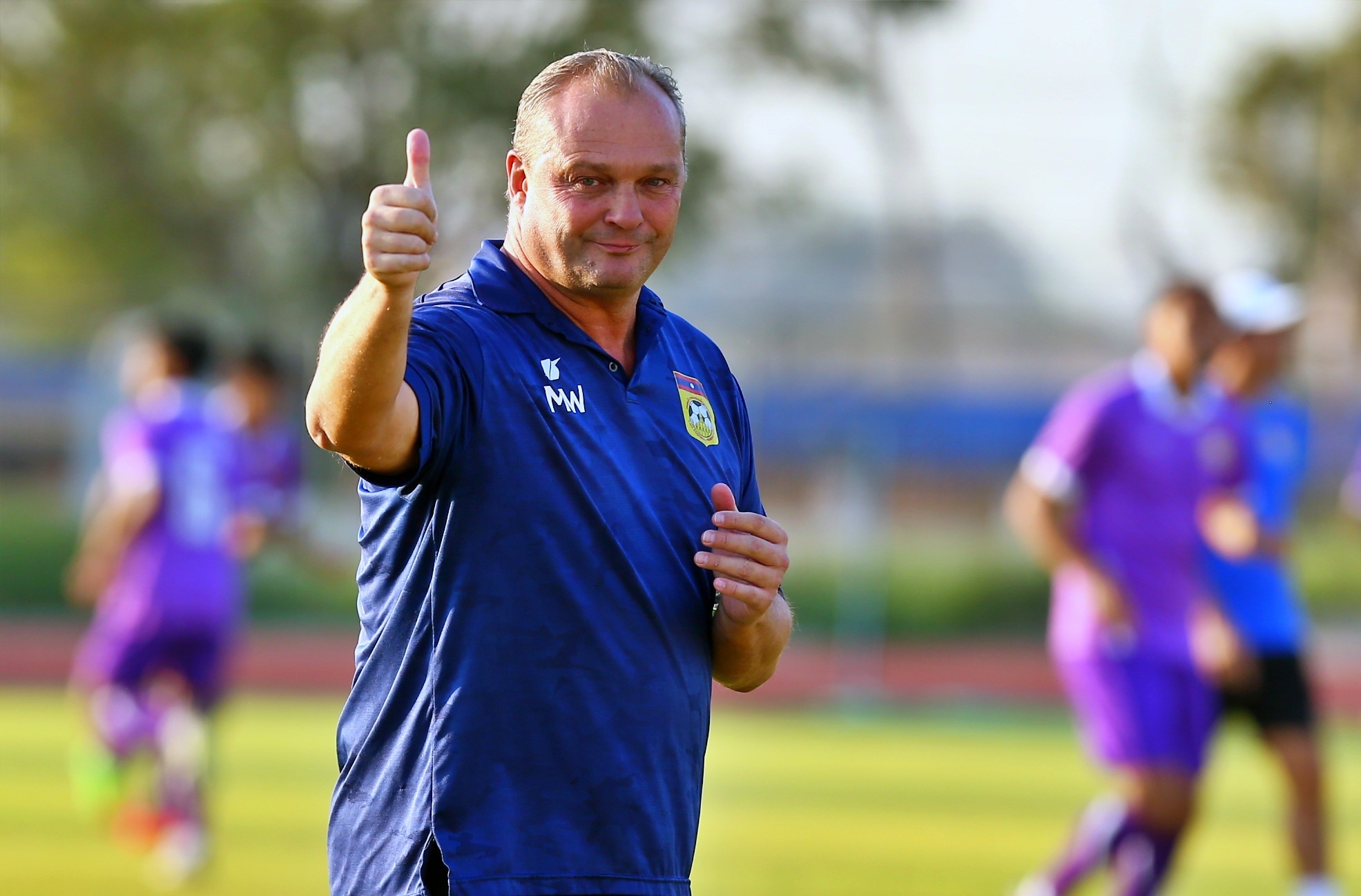 Tuyen Lao tap ngay sat san tap tuyen Viet Nam hinh anh