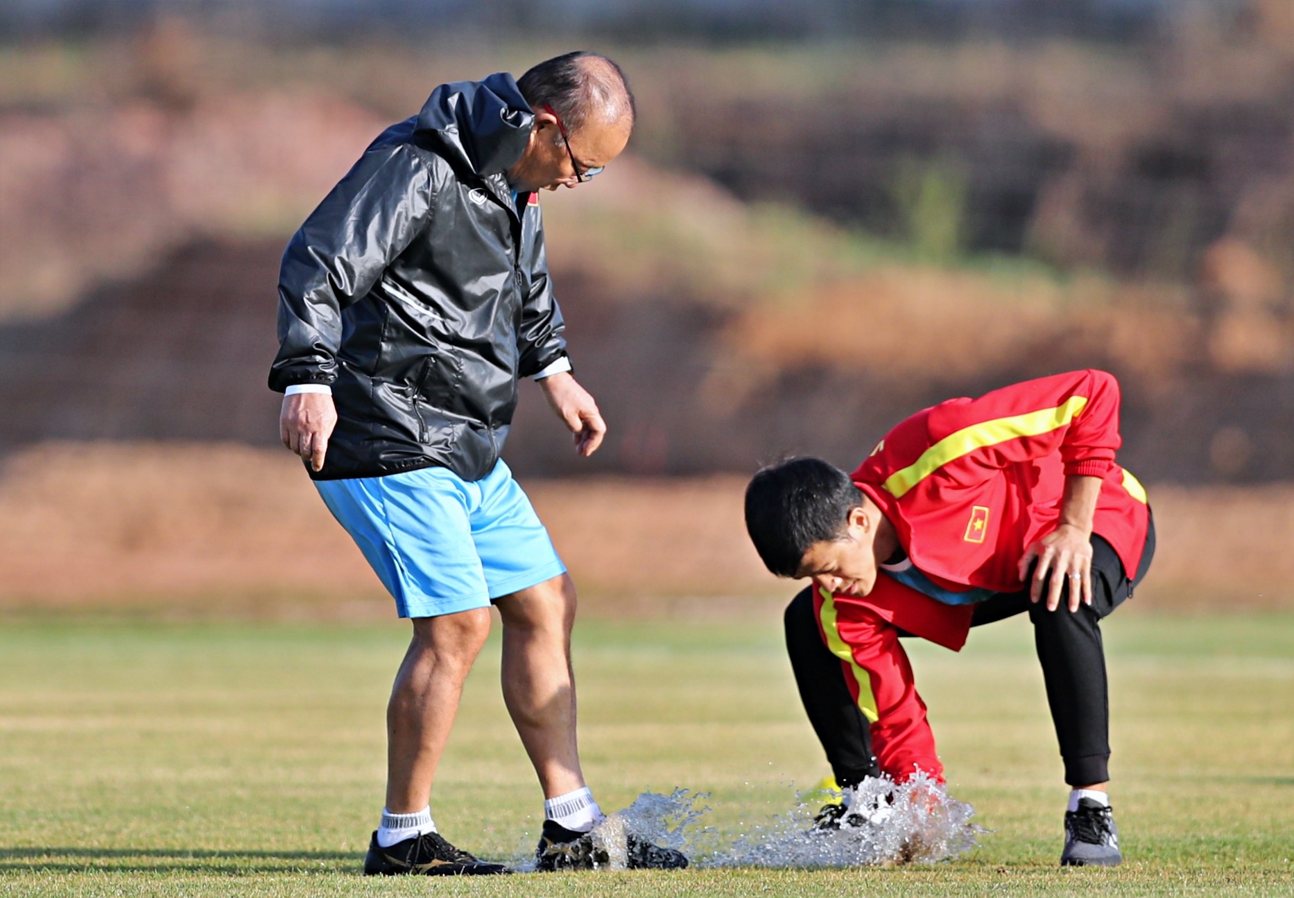 Ong Park vat va tat nuoc tren san tap Lao hinh anh