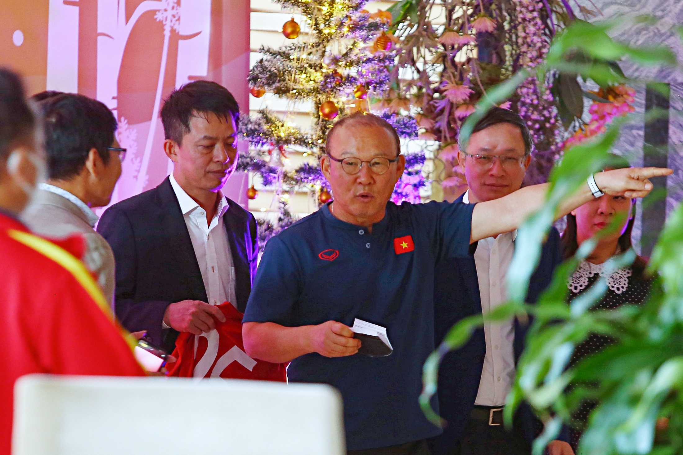 Vua den Lao, Phan Van Duc bi goi vao phong ong Park hinh anh