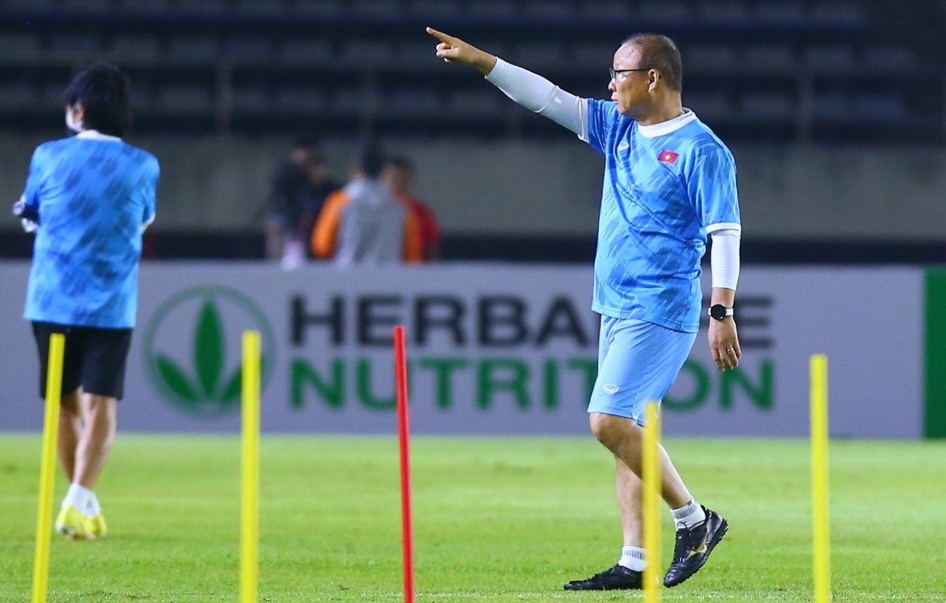 HLV Park yeu cau nhan vien y te Lao ra khoi san vi so quay len hinh anh