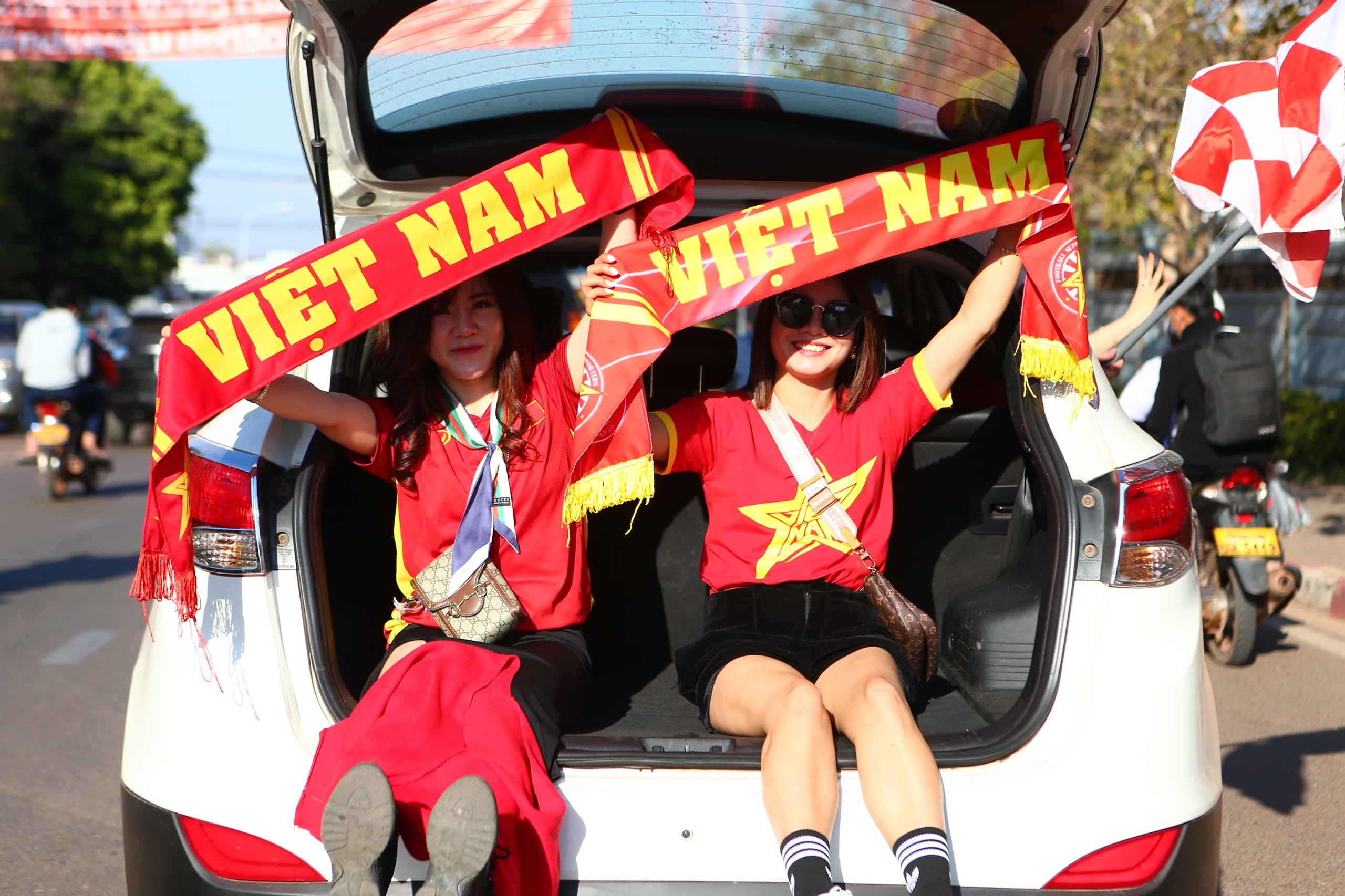 Khong khi tung bung cua CDV Viet Nam o Lao hinh anh