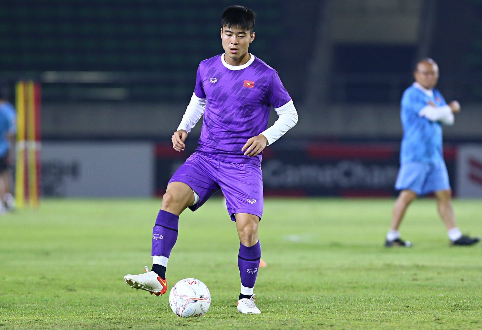 Tuyen Viet Nam thi dau o san co 2 loai co hinh anh