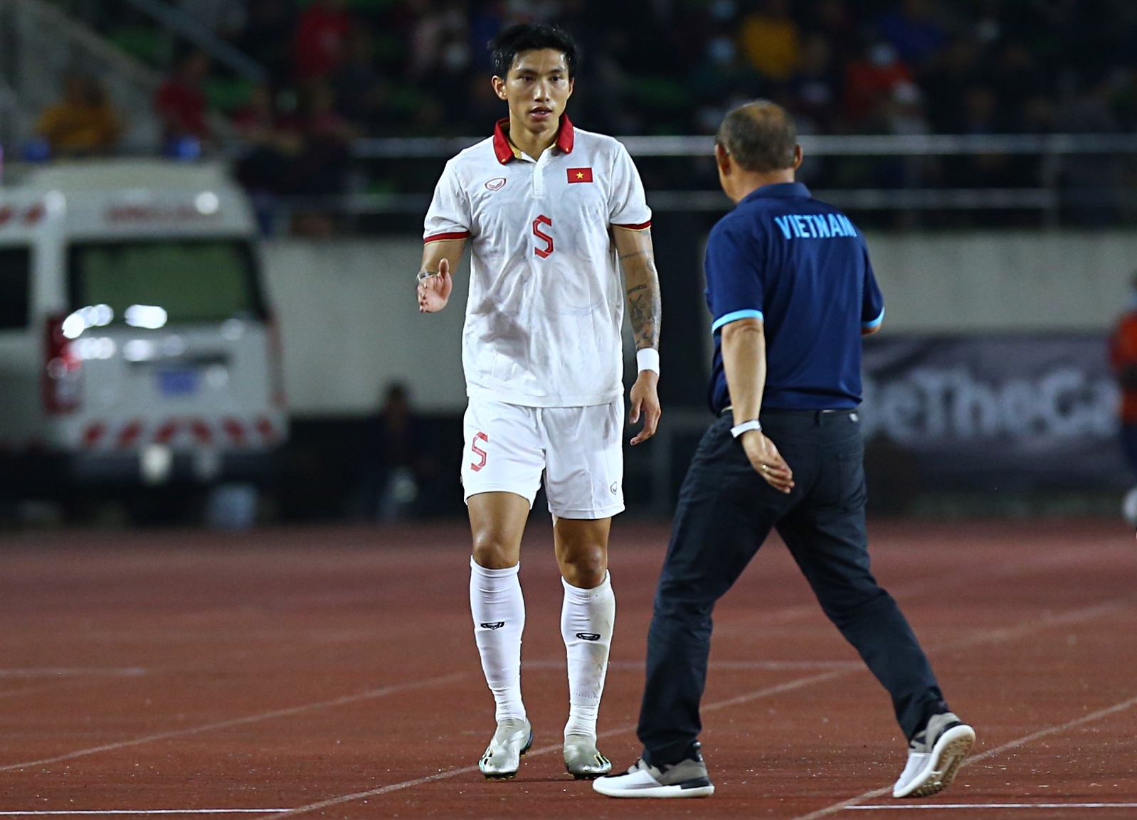 van hau tuyen lao anh 10