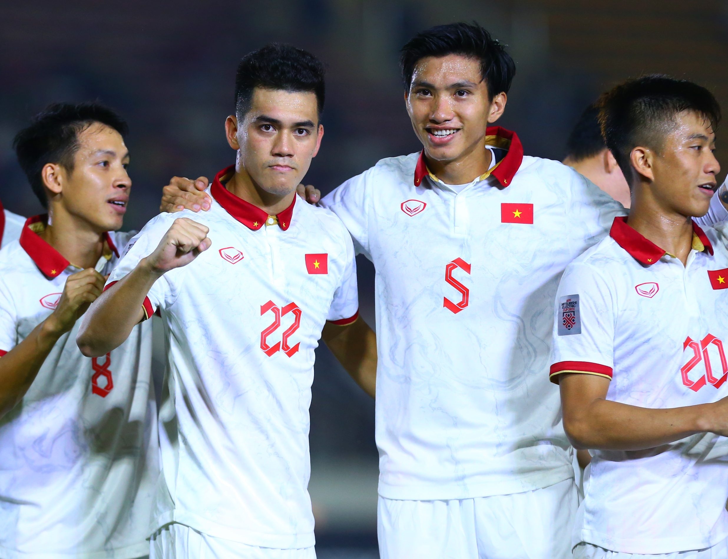 Tuyen Viet Nam thay 8 cau thu dau Singapore hinh anh