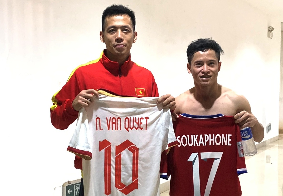 Van Quyet doi ao voi ngoi sao tuyen Lao hinh anh