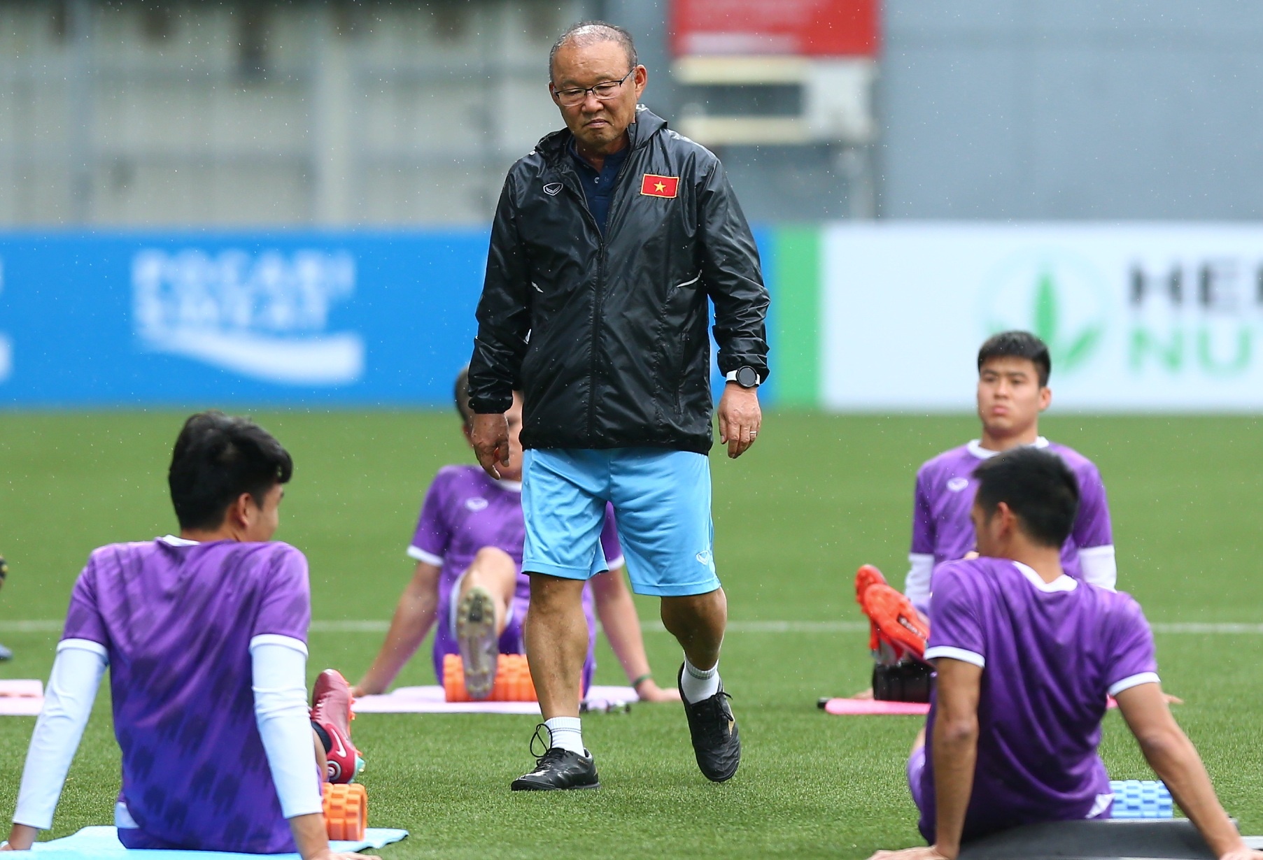 Tuyen Viet Nam tich cuc lam quen voi san co nhan tao o Singapore hinh anh