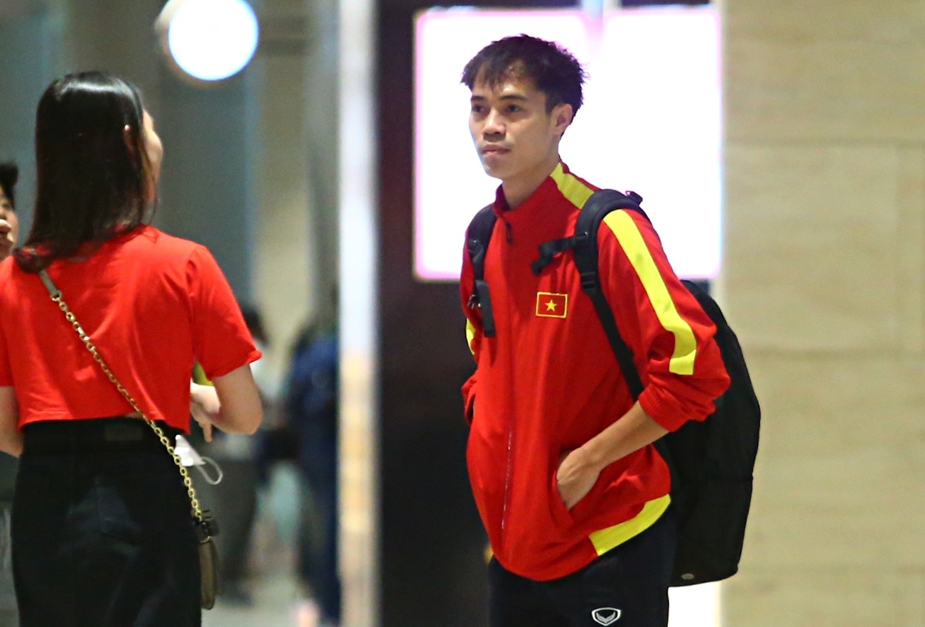 Van Toan duoc an ui o san bay Singapore hinh anh