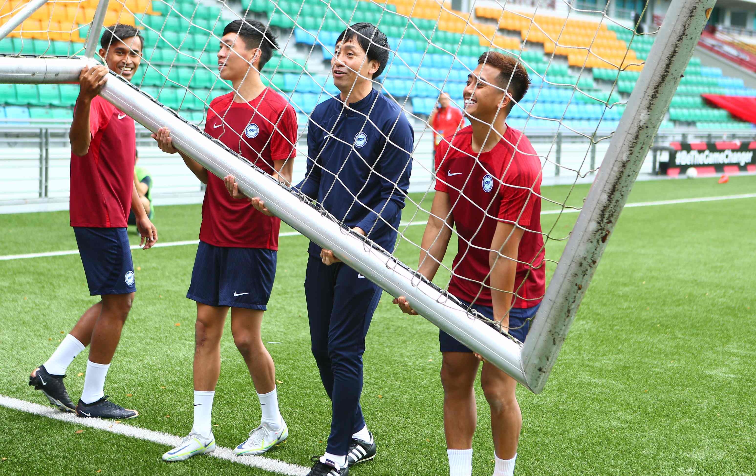 Tuyen Singapore tu tin tren san co nhan tao hinh anh