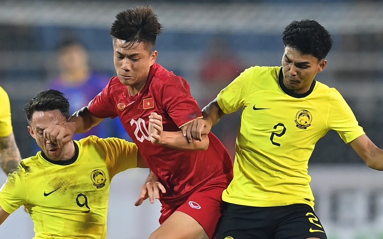 Hau ve Malaysia danh nguoi Van Hau bi ky luat hinh anh