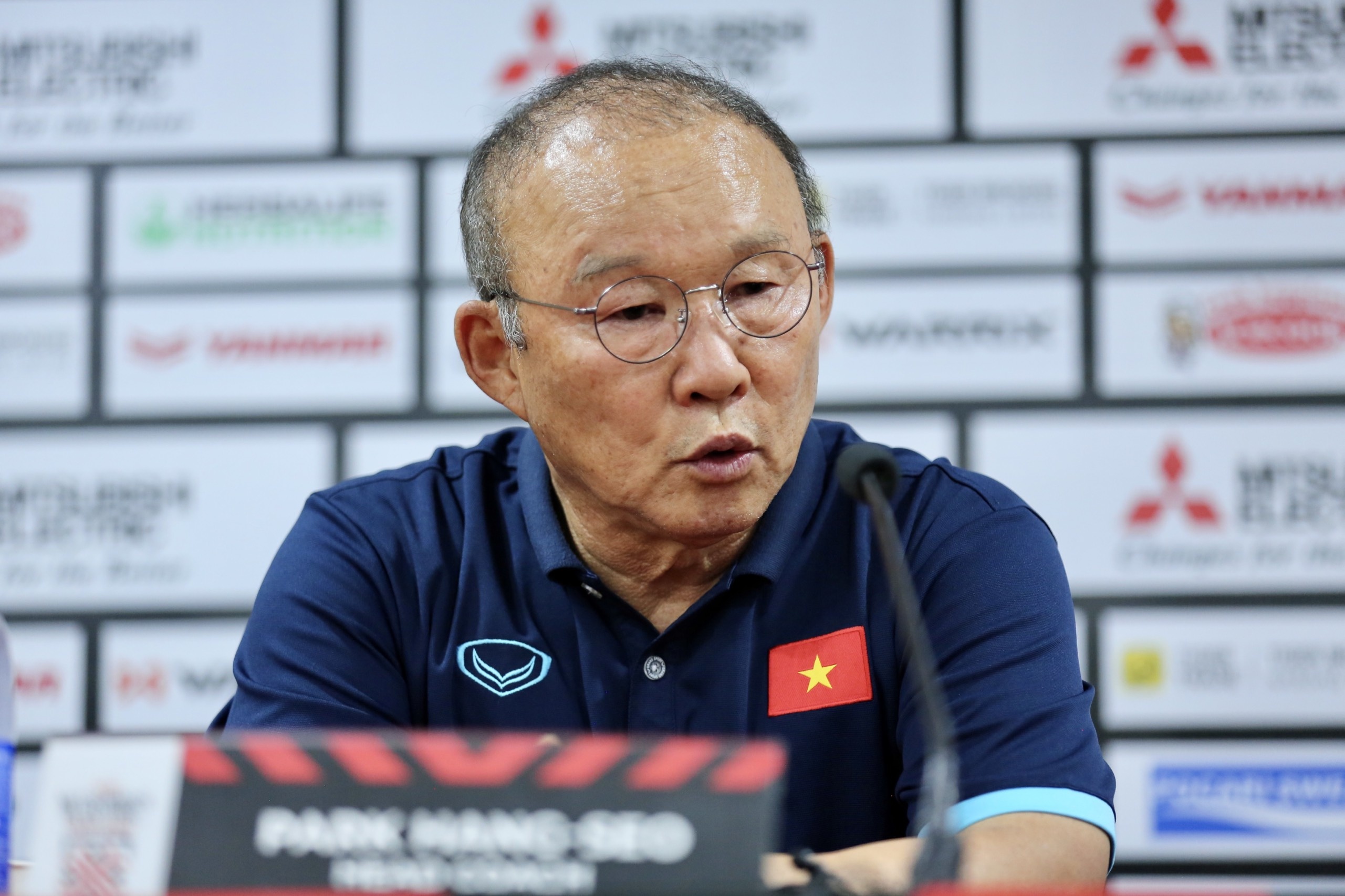 HLV Park chi tra loi mot cau hoi truoc tran gap Indonesia hinh anh