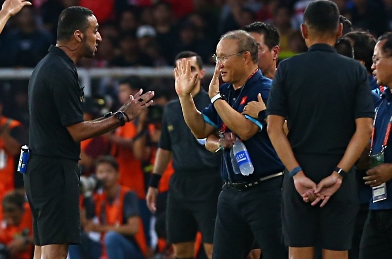 Sut tung chai nuoc, ong Park tranh mat trong tai hinh anh