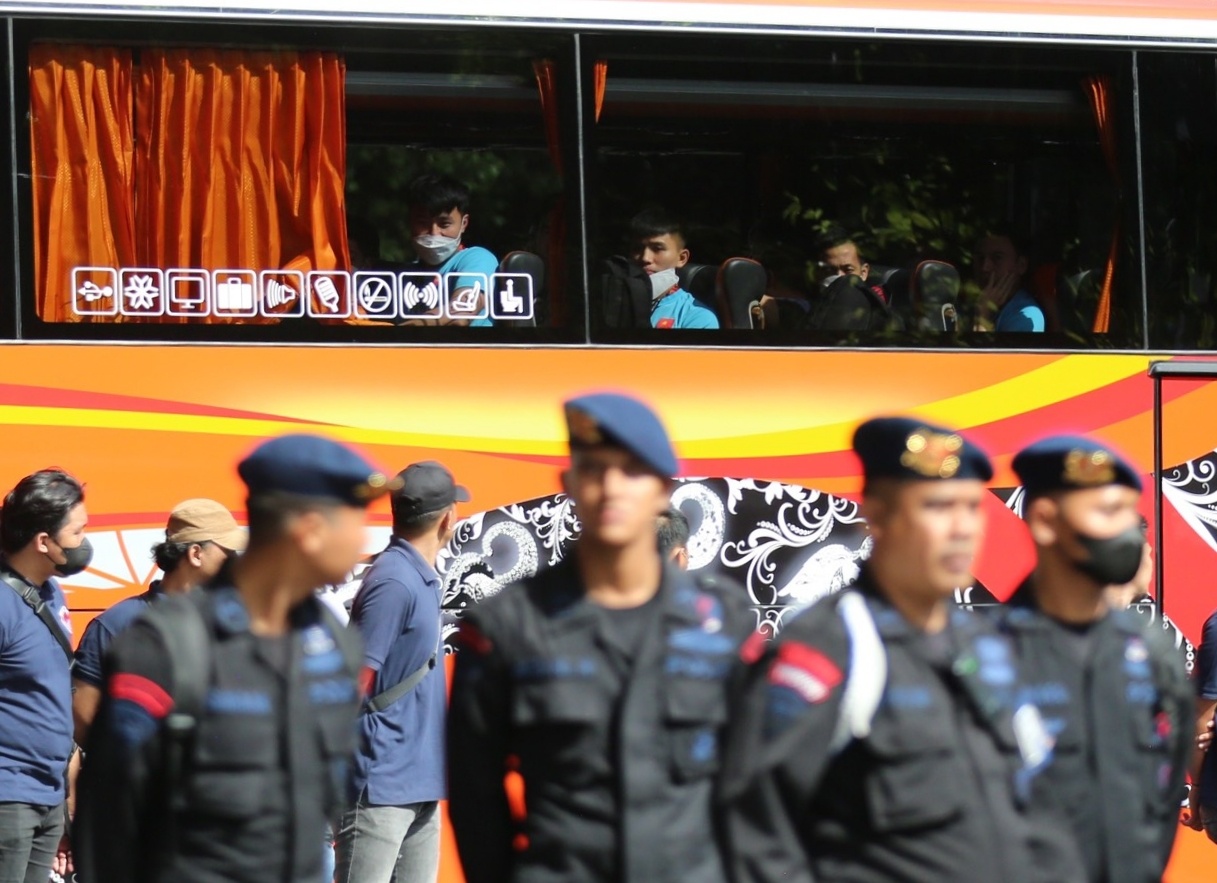 Canh sat Indonesia mo duong cho xe buyt tuyen Viet Nam hinh anh