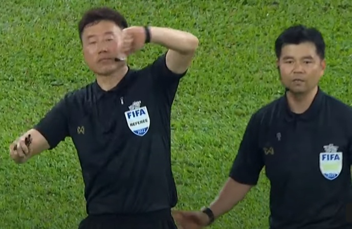 Trong tai gay tranh cai o tran thua cua Thai Lan hinh anh