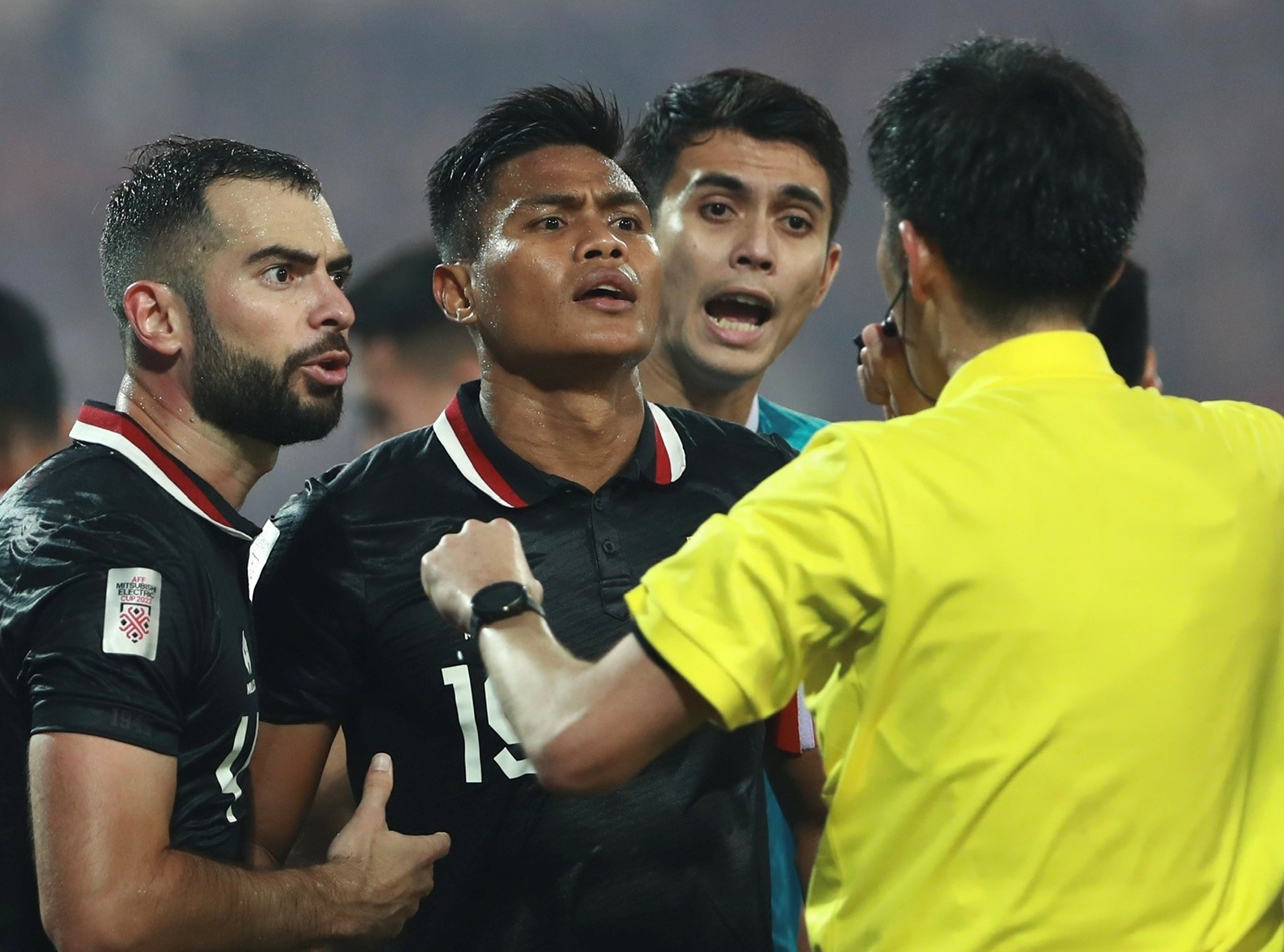 Trong tai quo tay trung mat cau thu Indonesia hinh anh