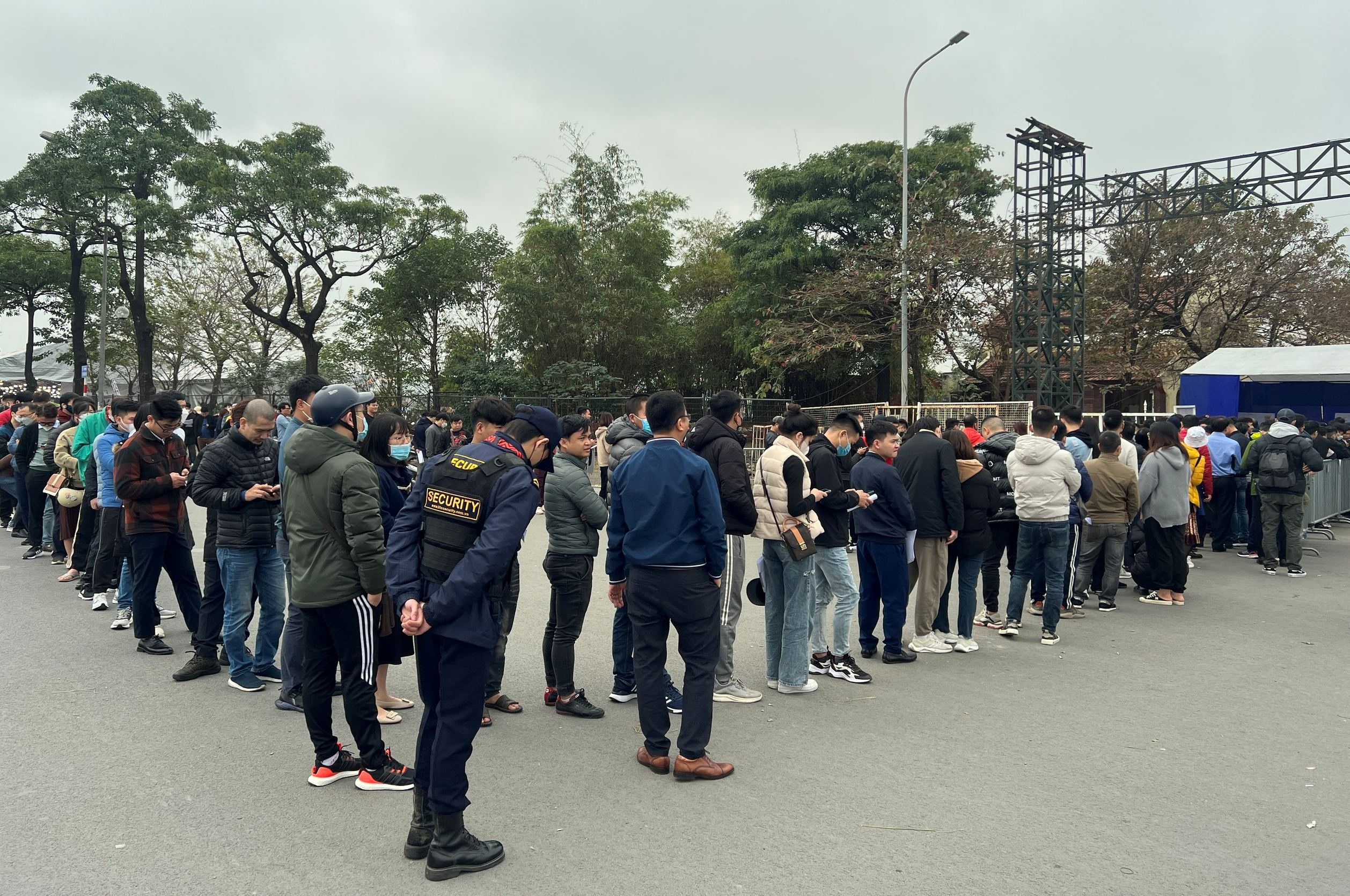 Hang tram nguoi xep hang lay ve tran Viet Nam - Thai Lan hinh anh