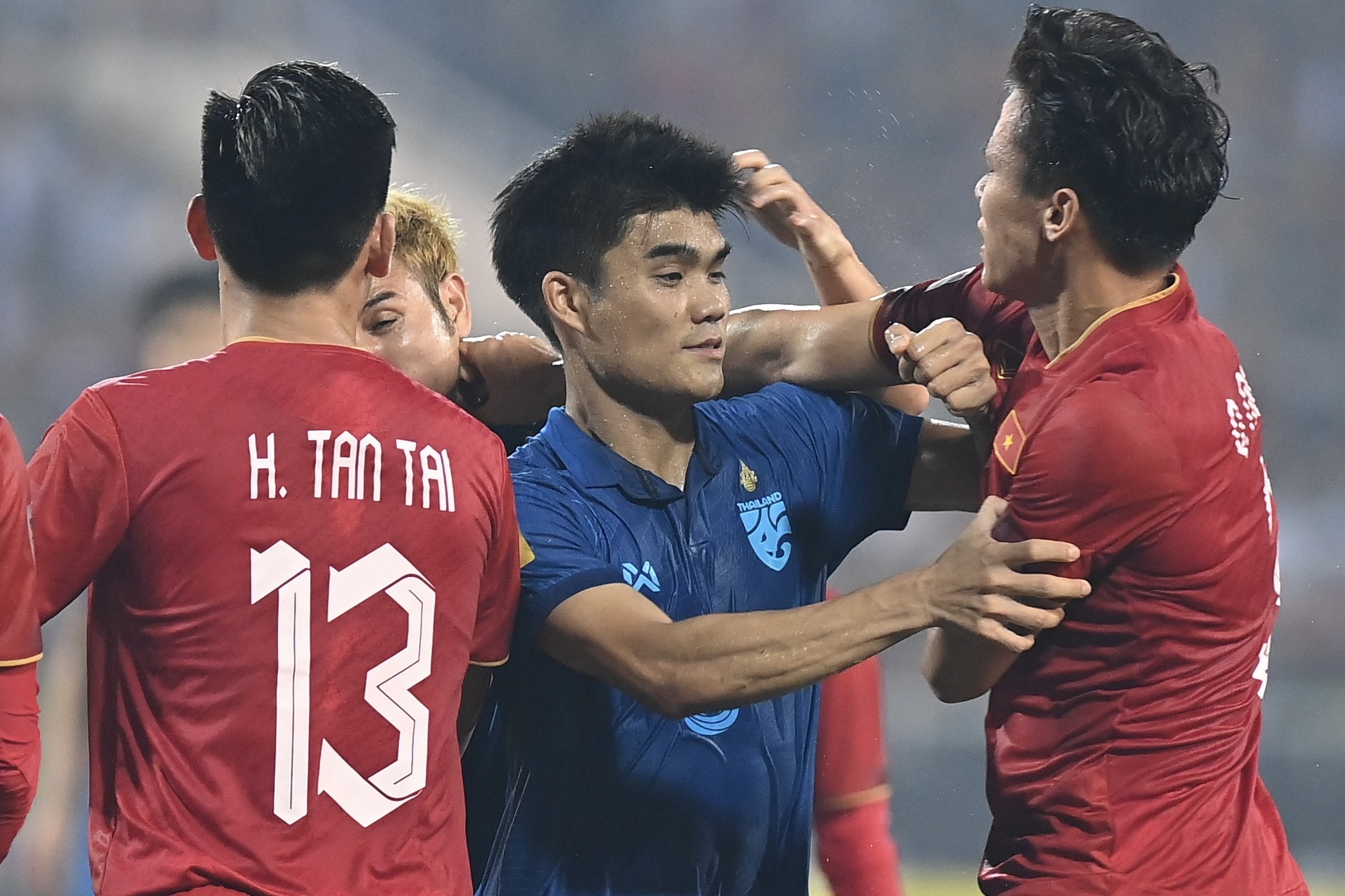 Que Ngoc Hai xo xat voi Theerathon hinh anh