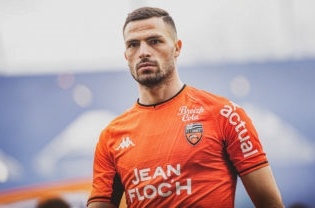 Vi tri cua Quang Hai bi de doa hinh anh