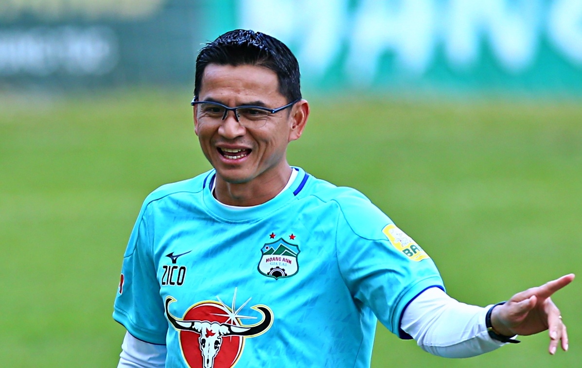 Kiatisuk khuyen cau thu Viet sang Thai Lan hinh anh