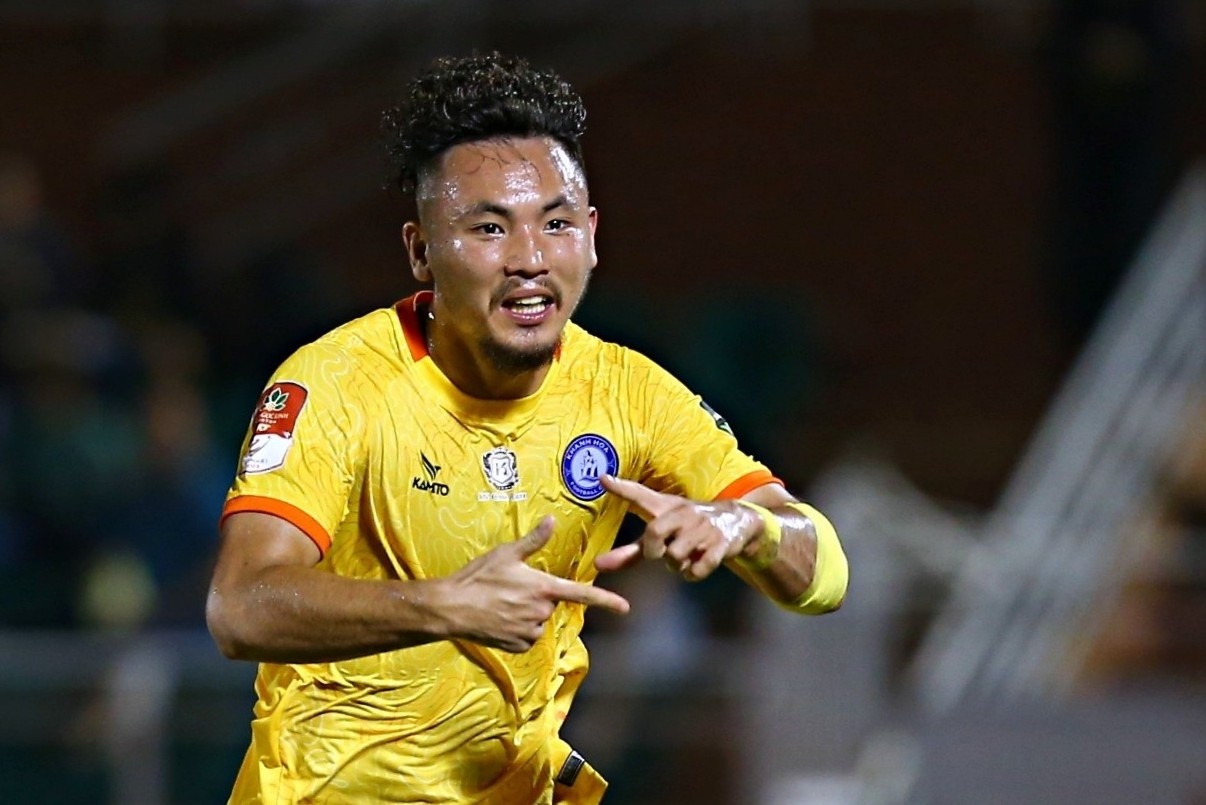 Viet kieu tu giai hang 5 Phap an mung ban dau tien tai V.League hinh anh