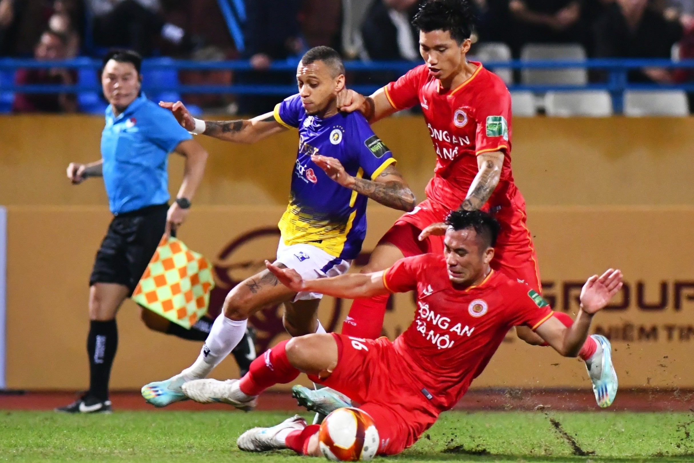 Trong tai bo qua qua phat den cua CLB Ha Noi hinh anh