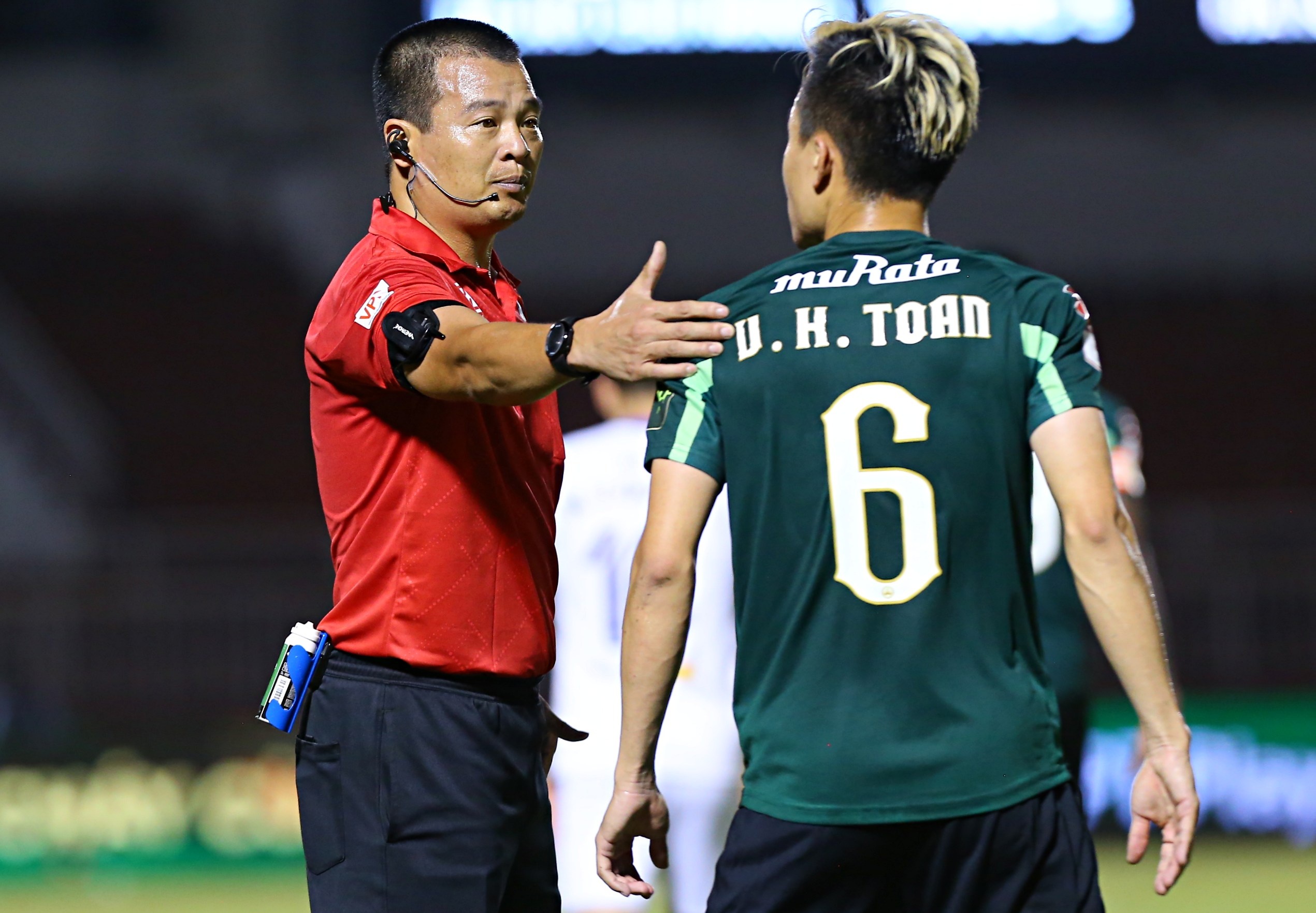 Trong tai V.League tiep tuc bi chi trich hinh anh