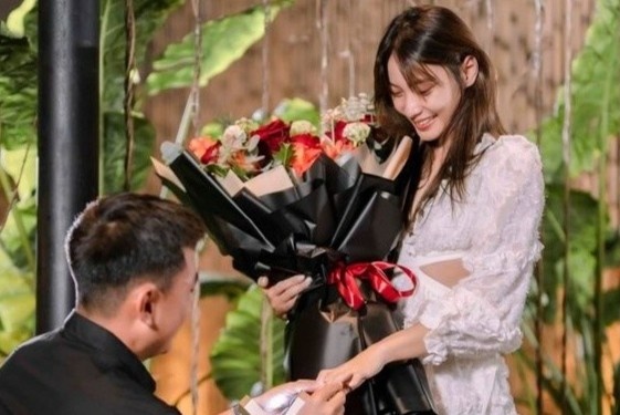 Ly Hoang Nam cau hon ban gai hon tuoi hinh anh