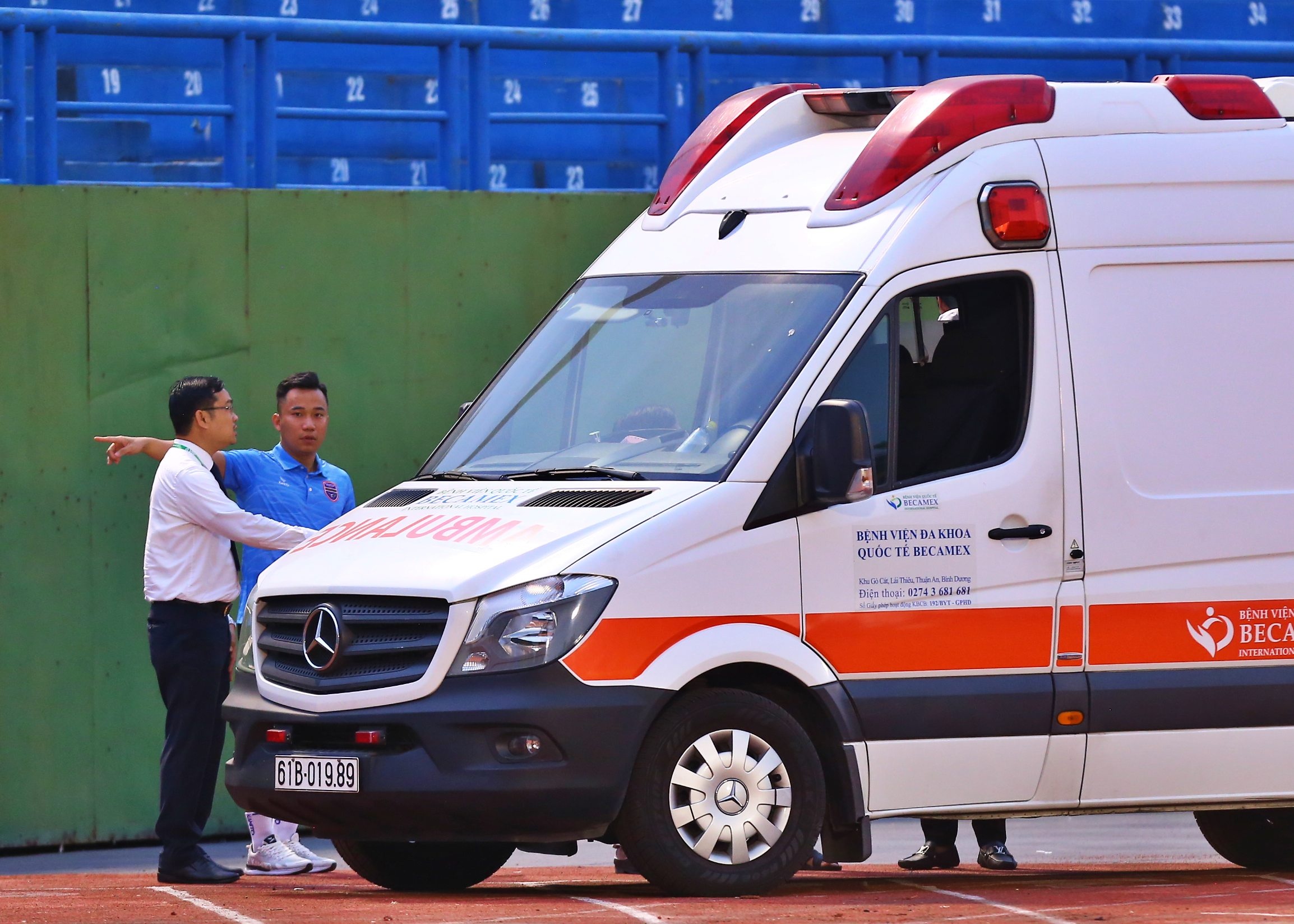 Cau thu nhap vien sau khi kiem phat den cho Binh Duong hinh anh