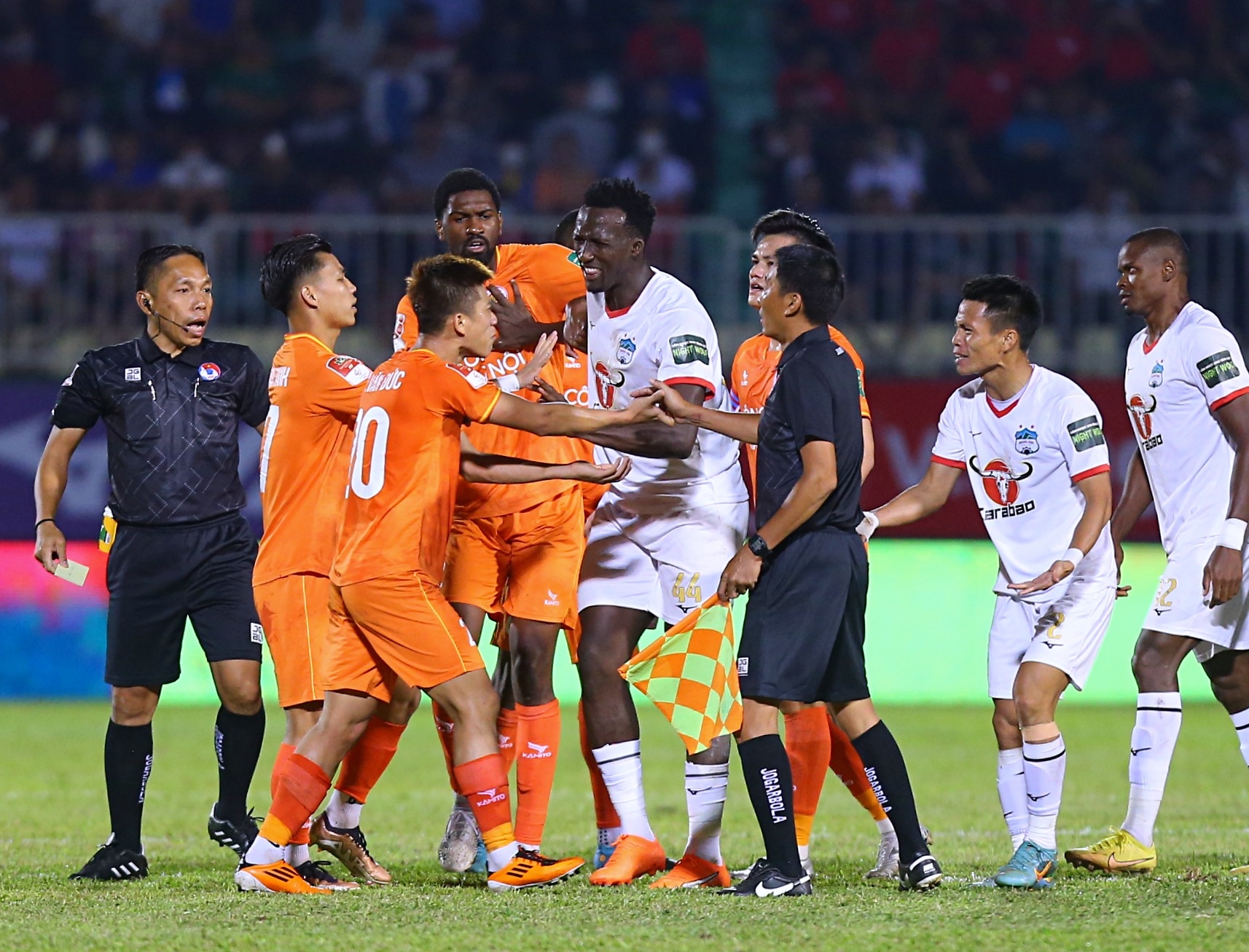 Phan Van Duc xo xat voi Le Van Son hinh anh