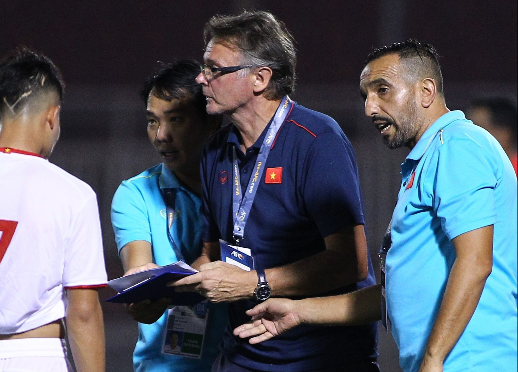 HLV Troussier co hai tro ly nguoi Phap hinh anh