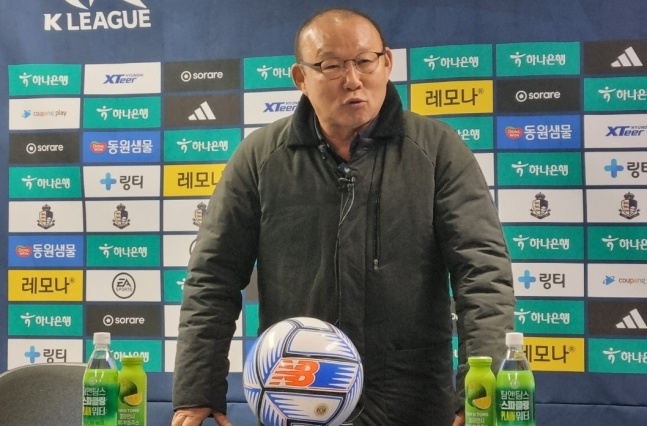 HLV Park bao ve Van Toan sau tran thua o Han Quoc hinh anh