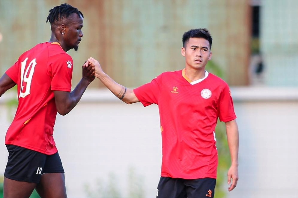 CLB TP.HCM ky dai han cau thu ve tu Nhat Ban hinh anh