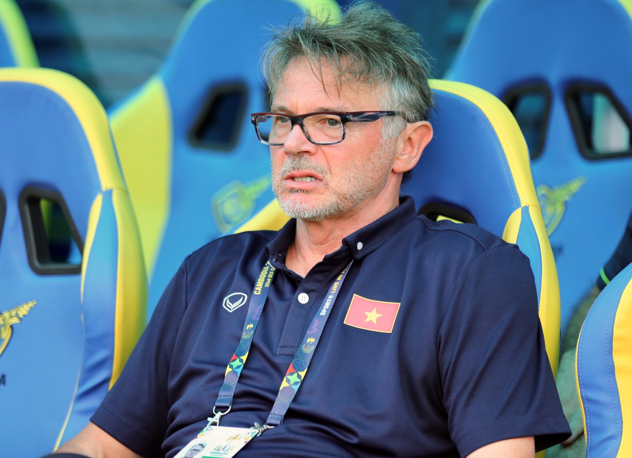 HLV Troussier: Ta biet thua Lao va Singapore chua phai doi manh nhat hinh anh