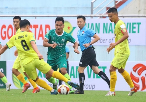 CLB cua Quoc Vuong mat ban thang vi trong tai hinh anh