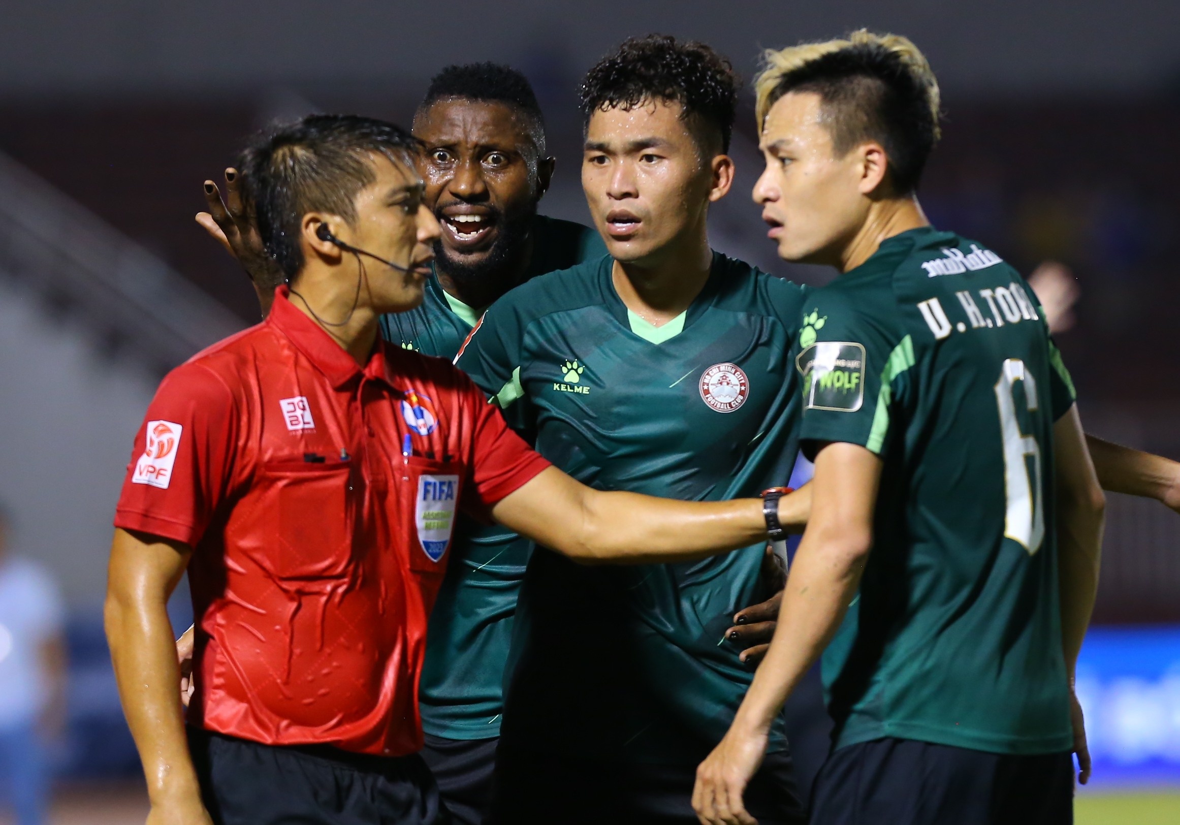 Cau thu CLB TP.HCM vay trong tai o tran thua Ha Noi hinh anh