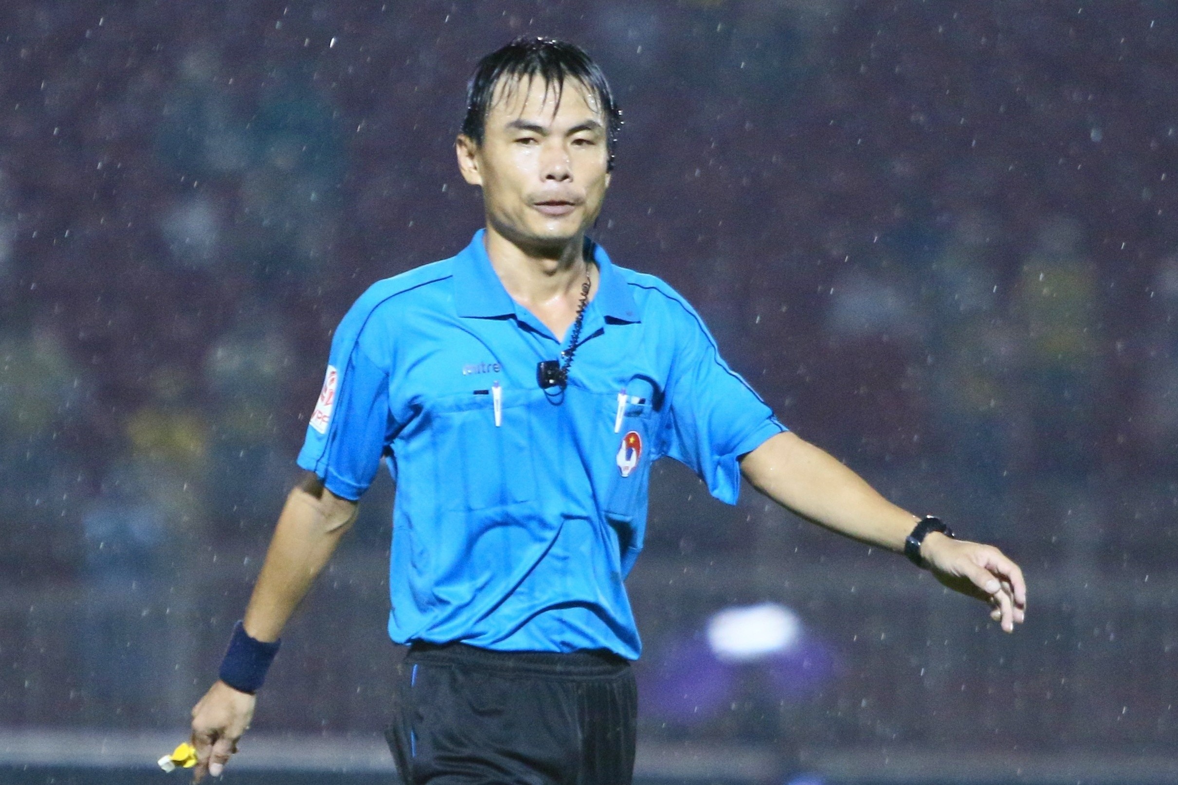 Trong tai Truong Hong Vu nghi vong 6, tro ly trong tai FIFA bi ky luat hinh anh