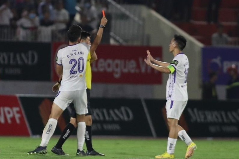 Khi trong tai dung o V.League hinh anh