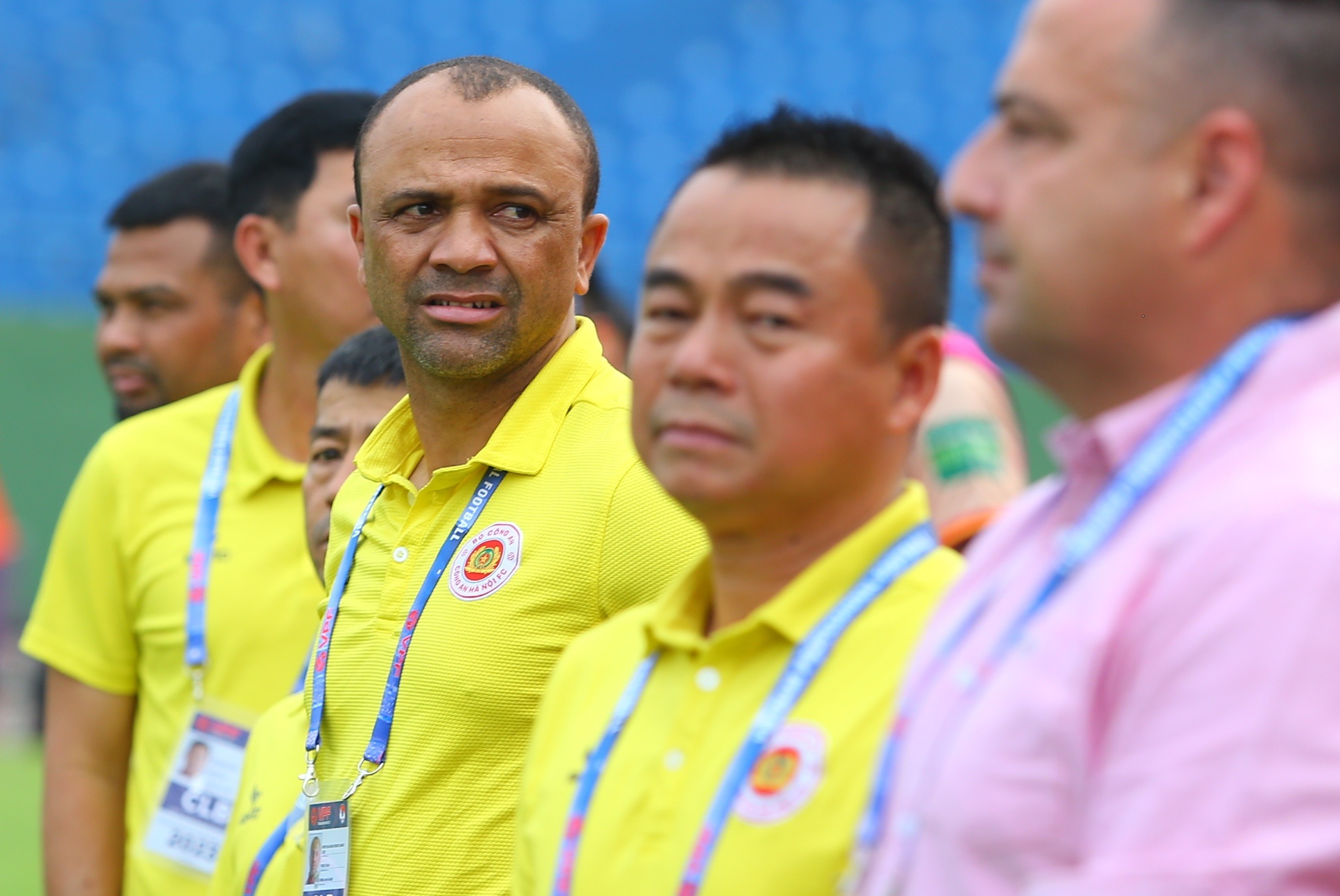 Cho nghi 4 tro ly, CLB Cong An Ha Noi don duong don HLV Polking? hinh anh