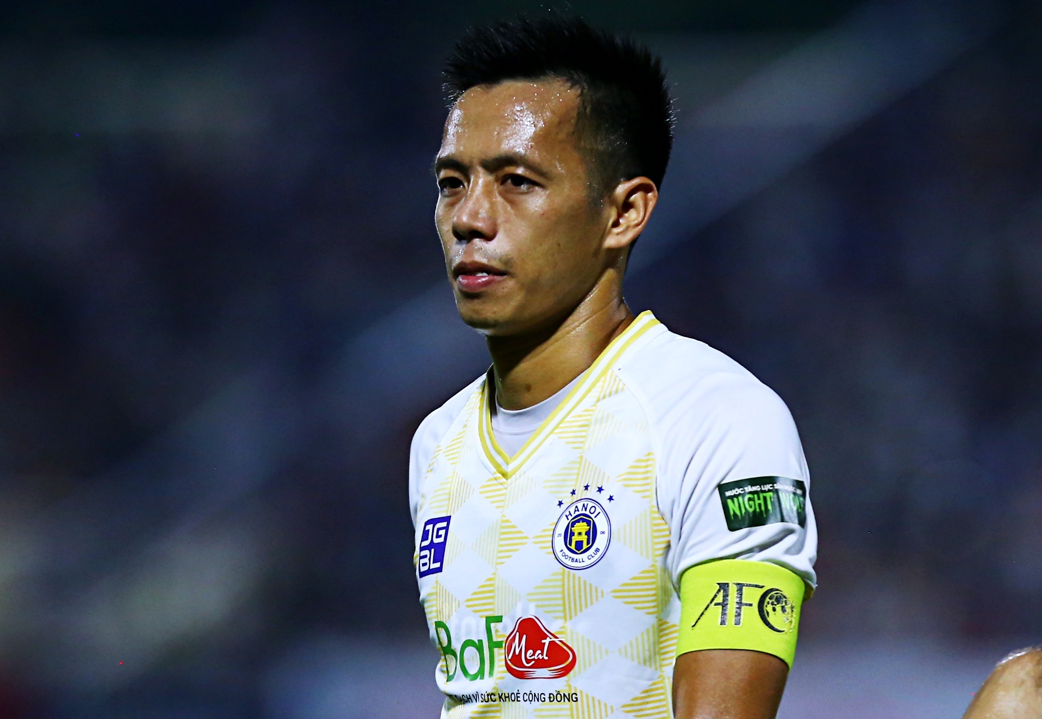 Vi sao Van Quyet bi phat kich khung 8 tran? hinh anh