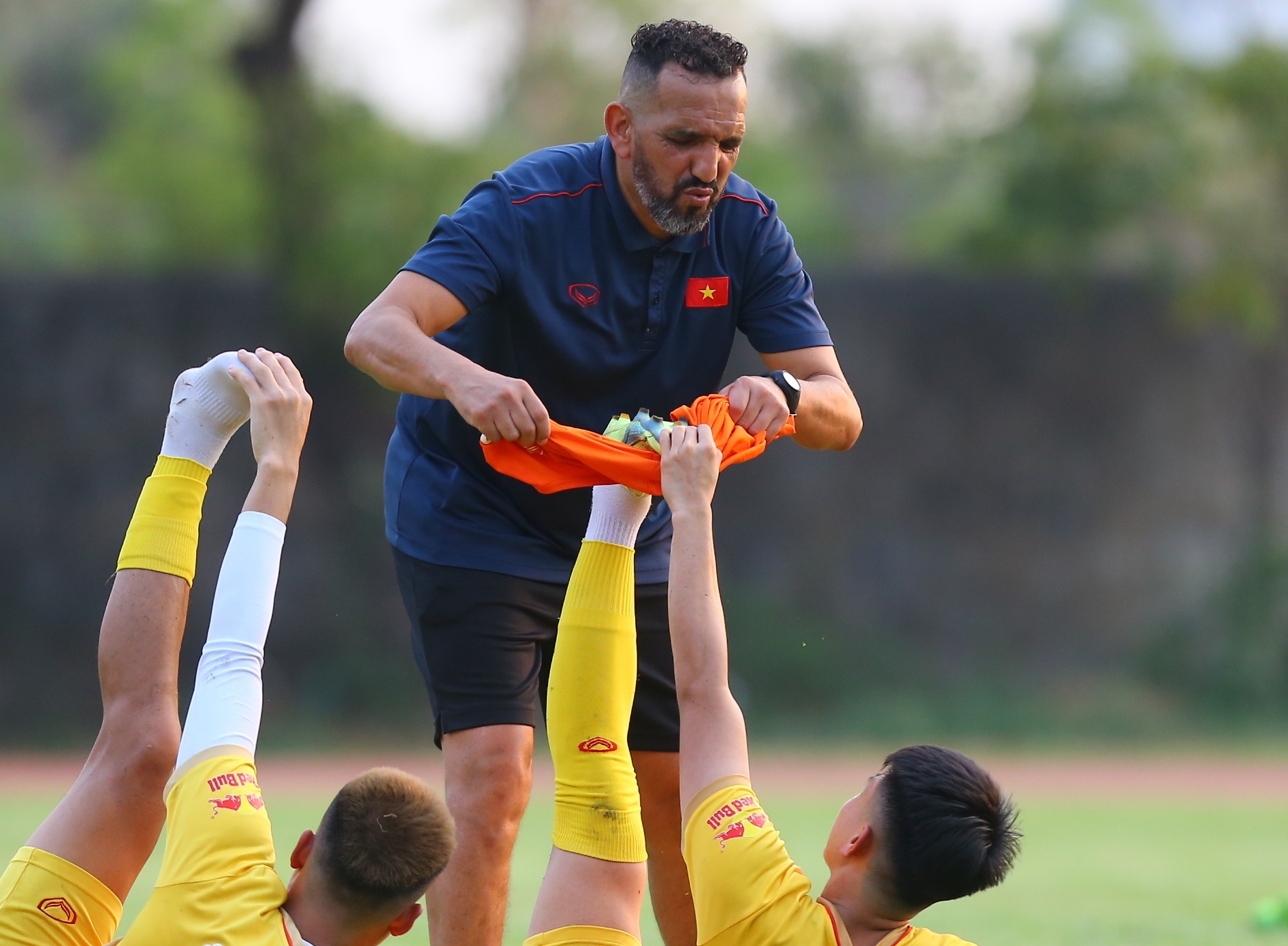 Tro ly U22 Viet Nam lau giay cho hoc tro hinh anh