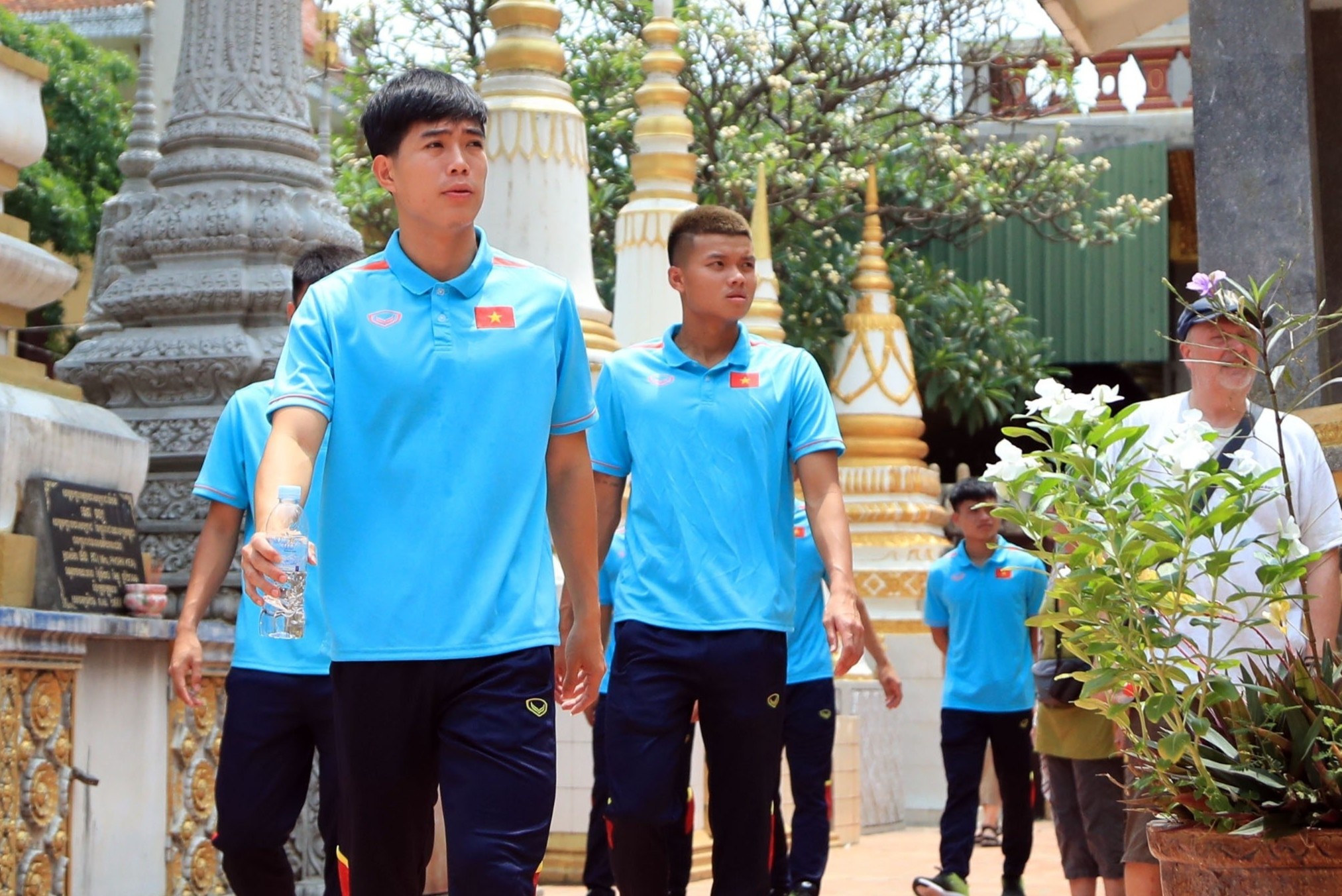 U22 Viet Nam di chua o Campuchia hinh anh