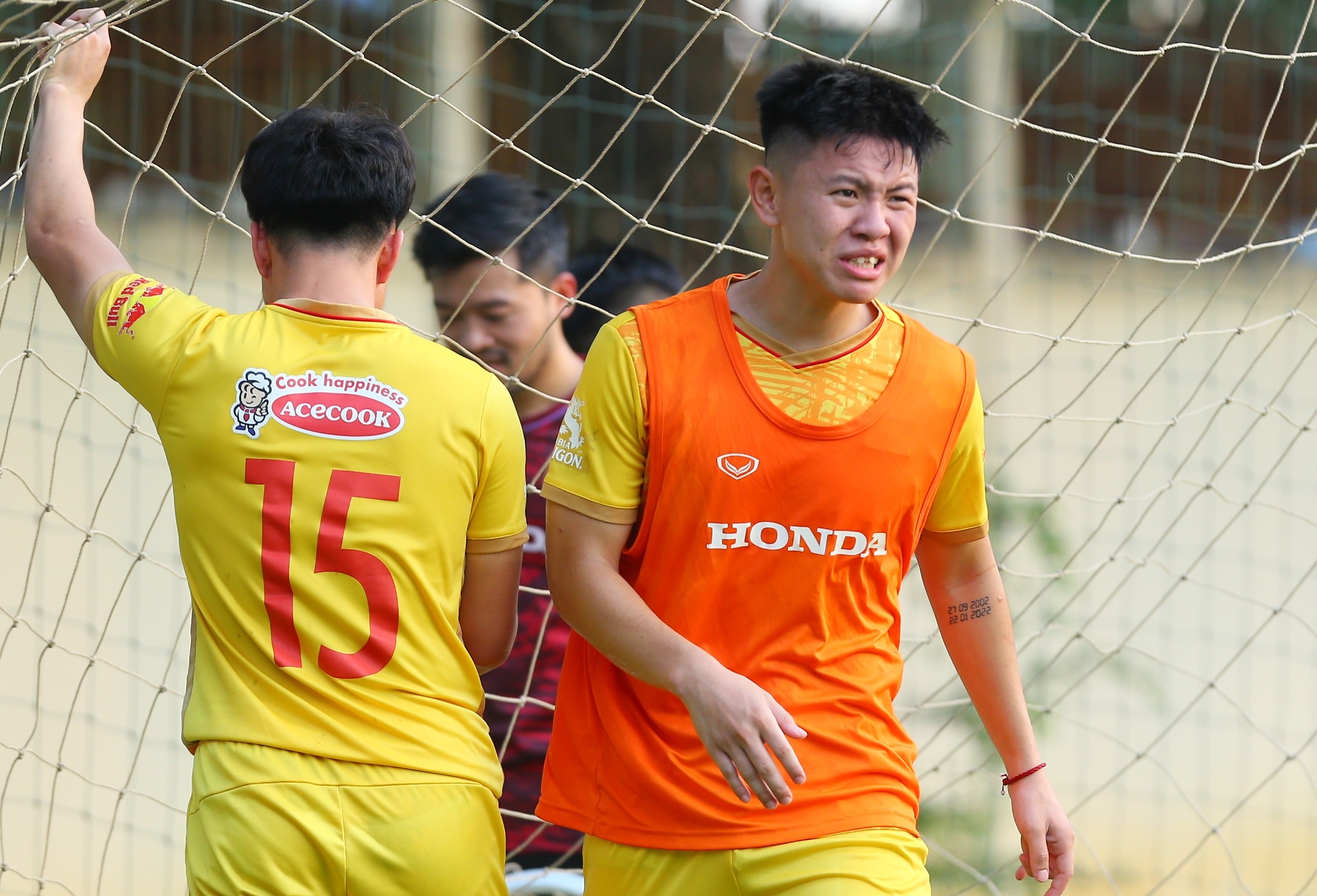 U22 Viet Nam bi quay len tu tren cay truoc tran Lao hinh anh