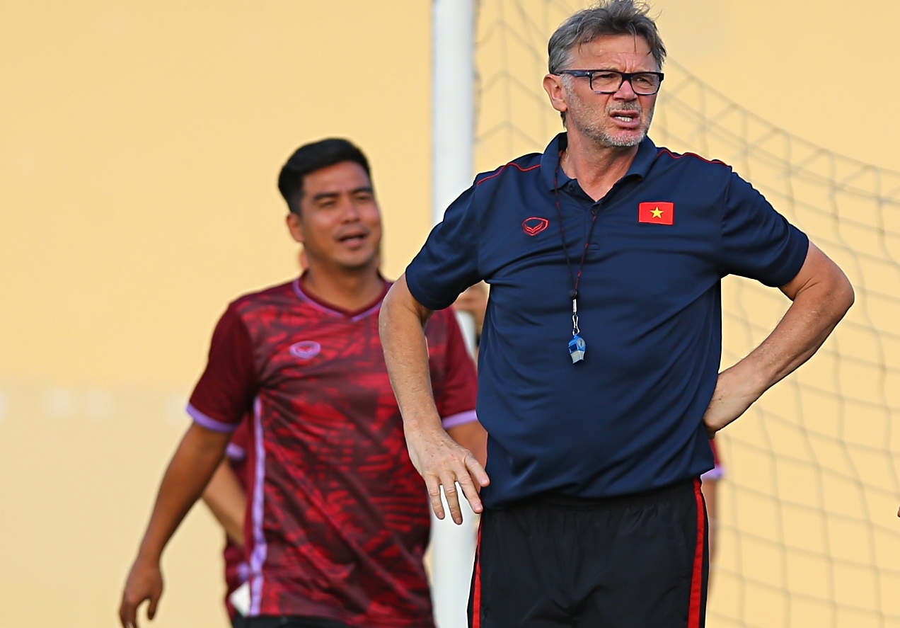 Viet Thang ngan HLV Troussier khieng khung thanh hinh anh