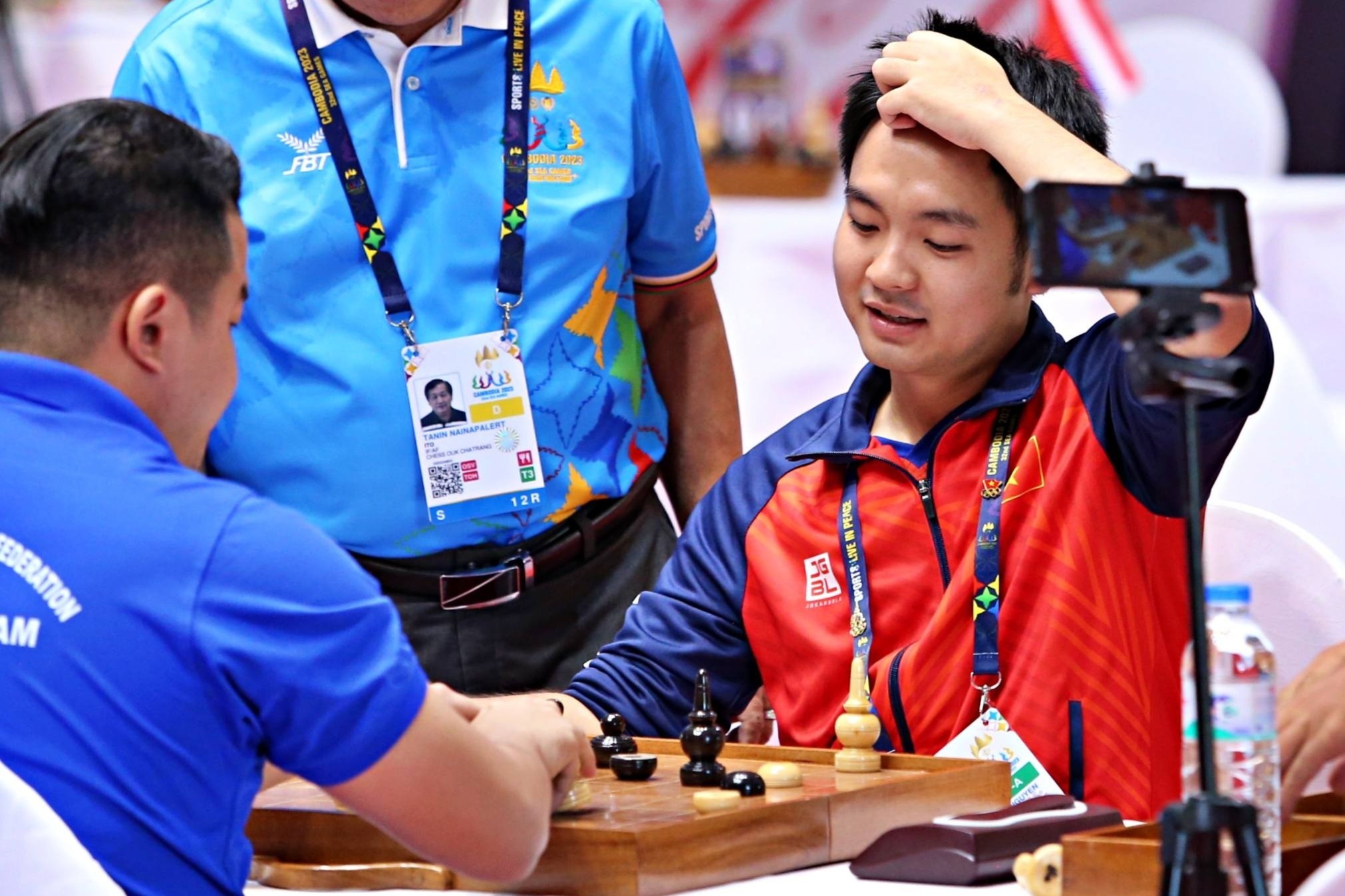 Ky thu Campuchia cau hoa Viet Nam de lay HCV hinh anh