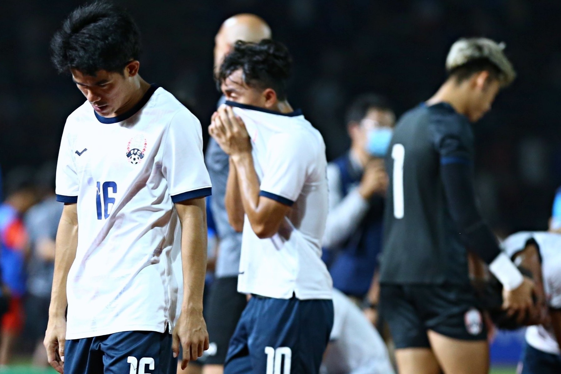 Cau thu Campuchia khoc sau tran thua U22 Myanmar hinh anh