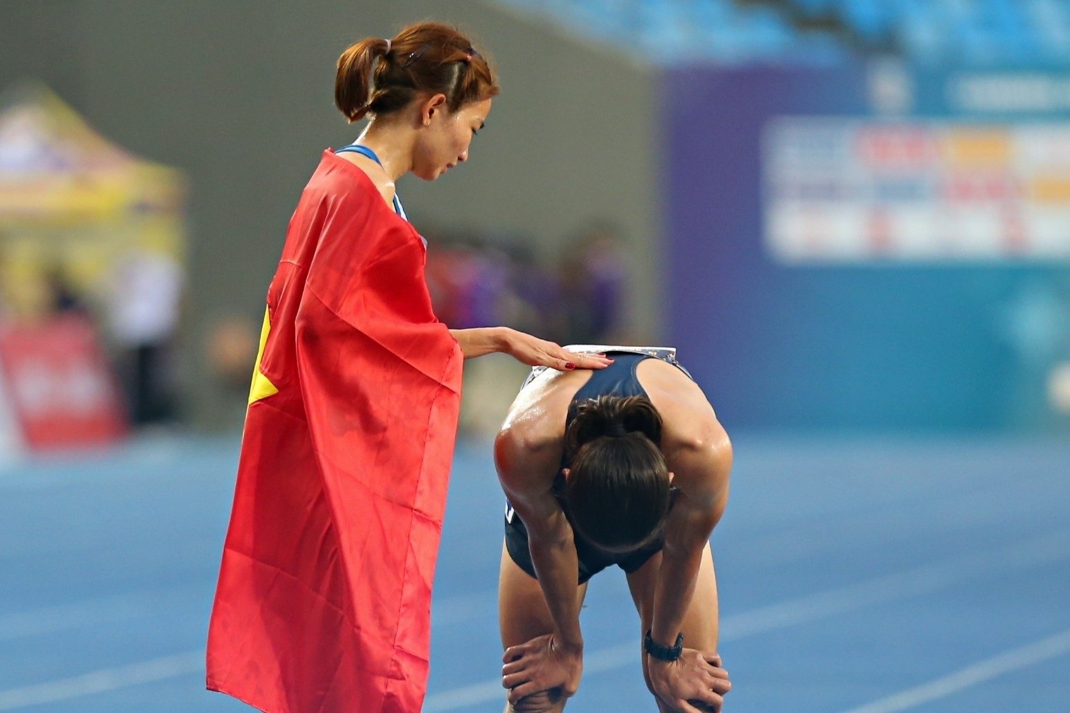 Nguyen Thi Oanh de lai khoanh khac cam dong sau khi dang quang hinh anh