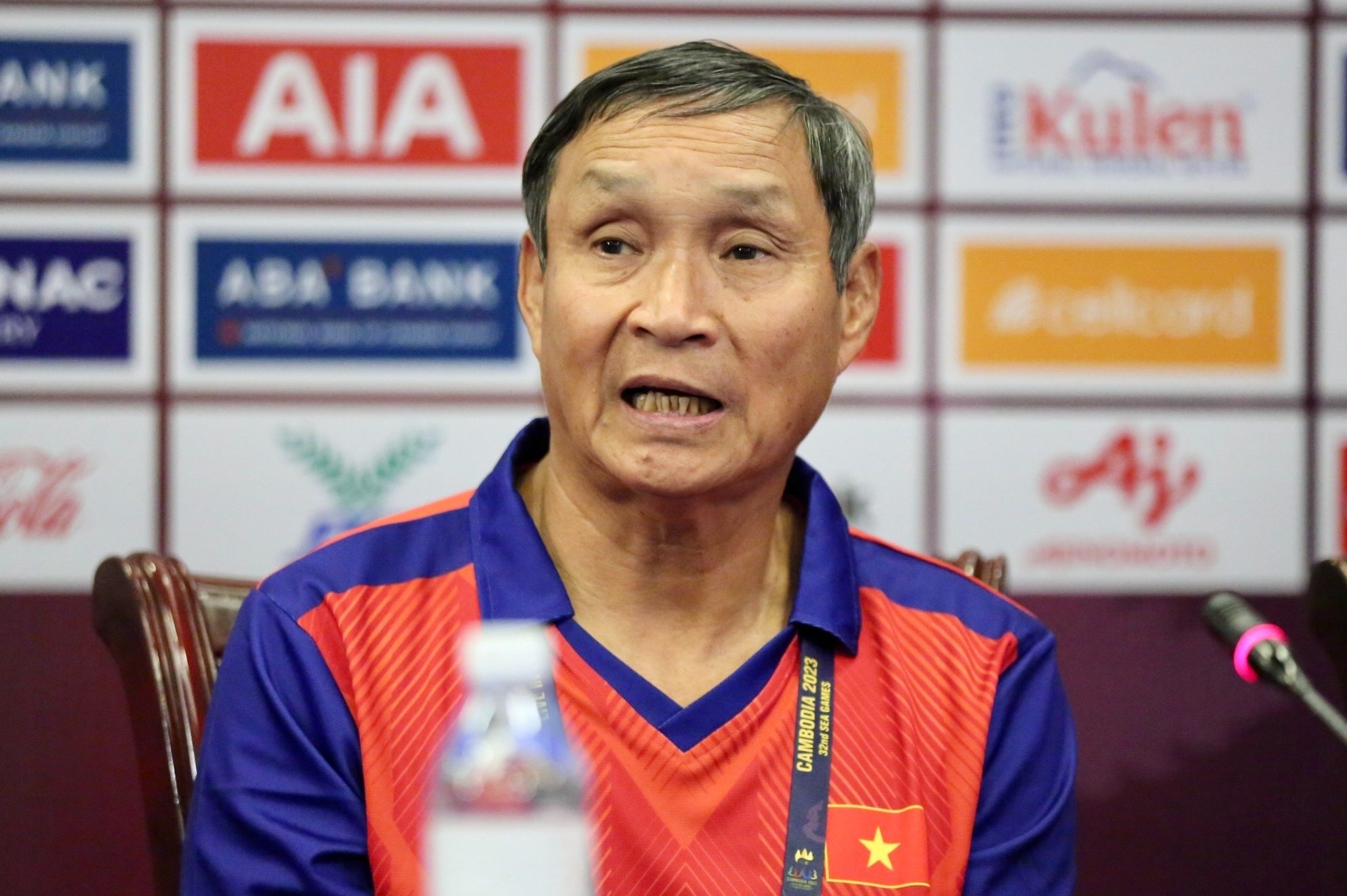 HLV Mai Duc Chung chu y co be toc dai o tuyen Campuchia hinh anh