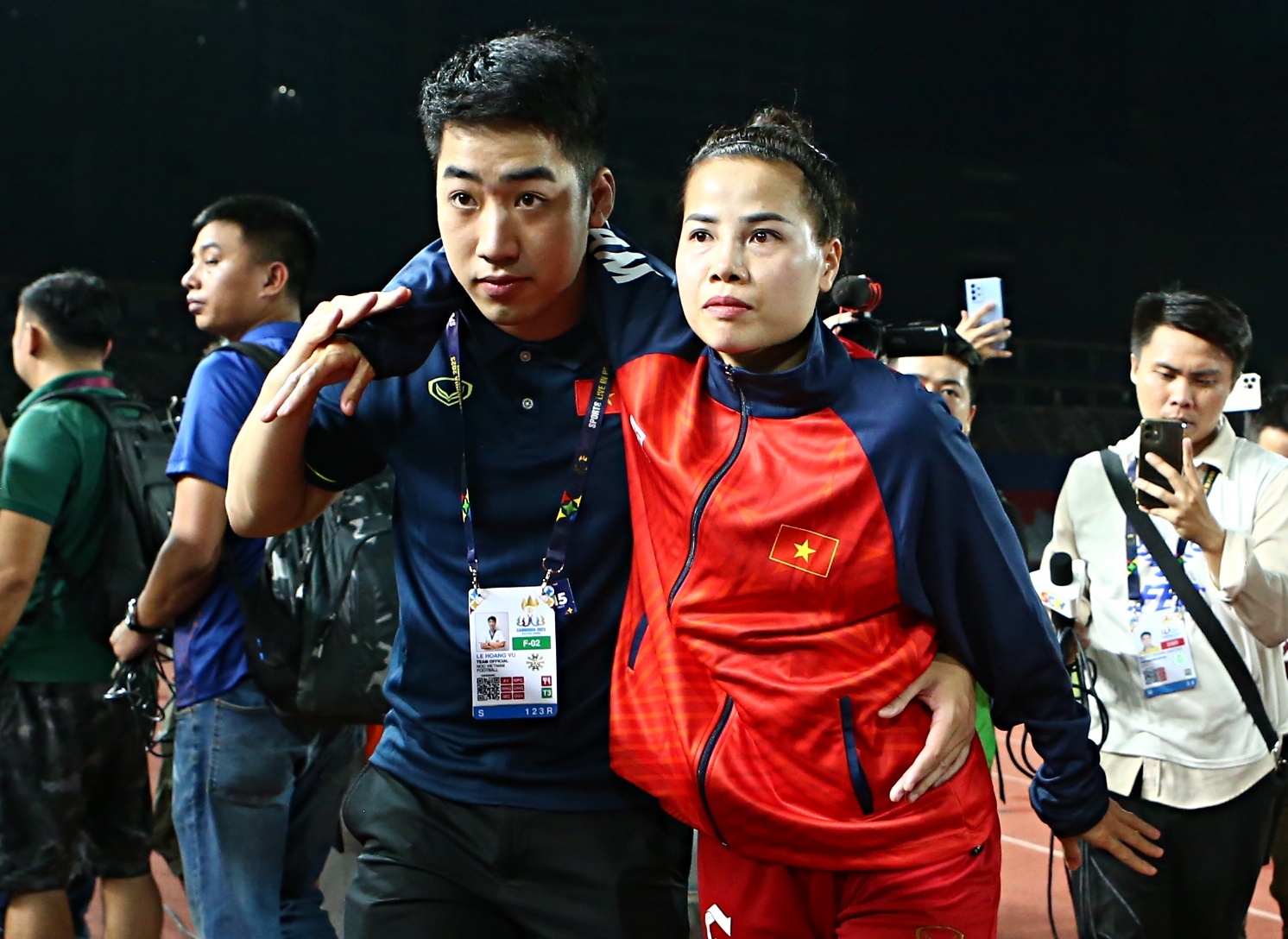 Trung ve Viet Nam di cap cuu ve nhan HCV SEA Games 32 hinh anh
