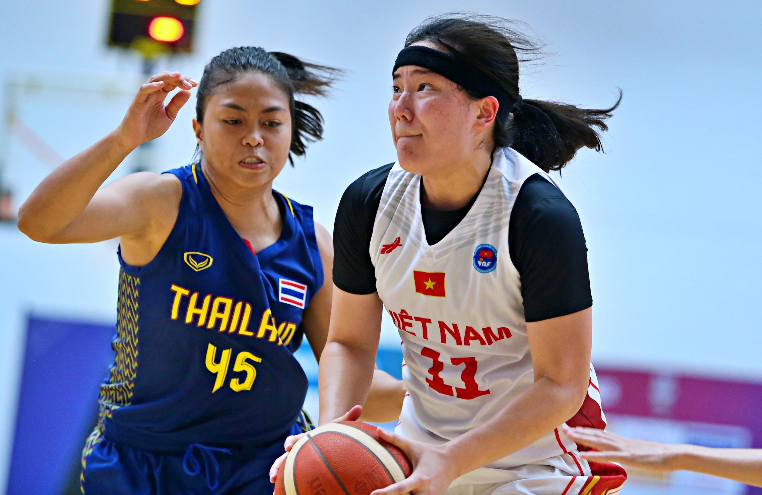 Chi em Viet kieu toa sang giup bong ro nu tiep tuc ha Thai Lan hinh anh