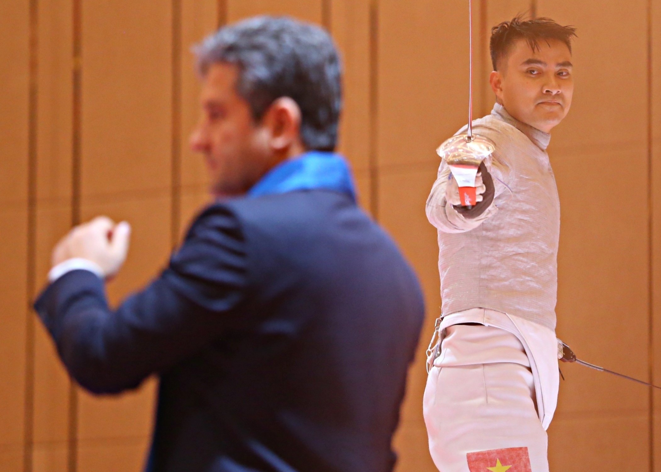 Trong tai phat 3 loi lien tuc, Vu Thanh An mat HCV kiem chem hinh anh